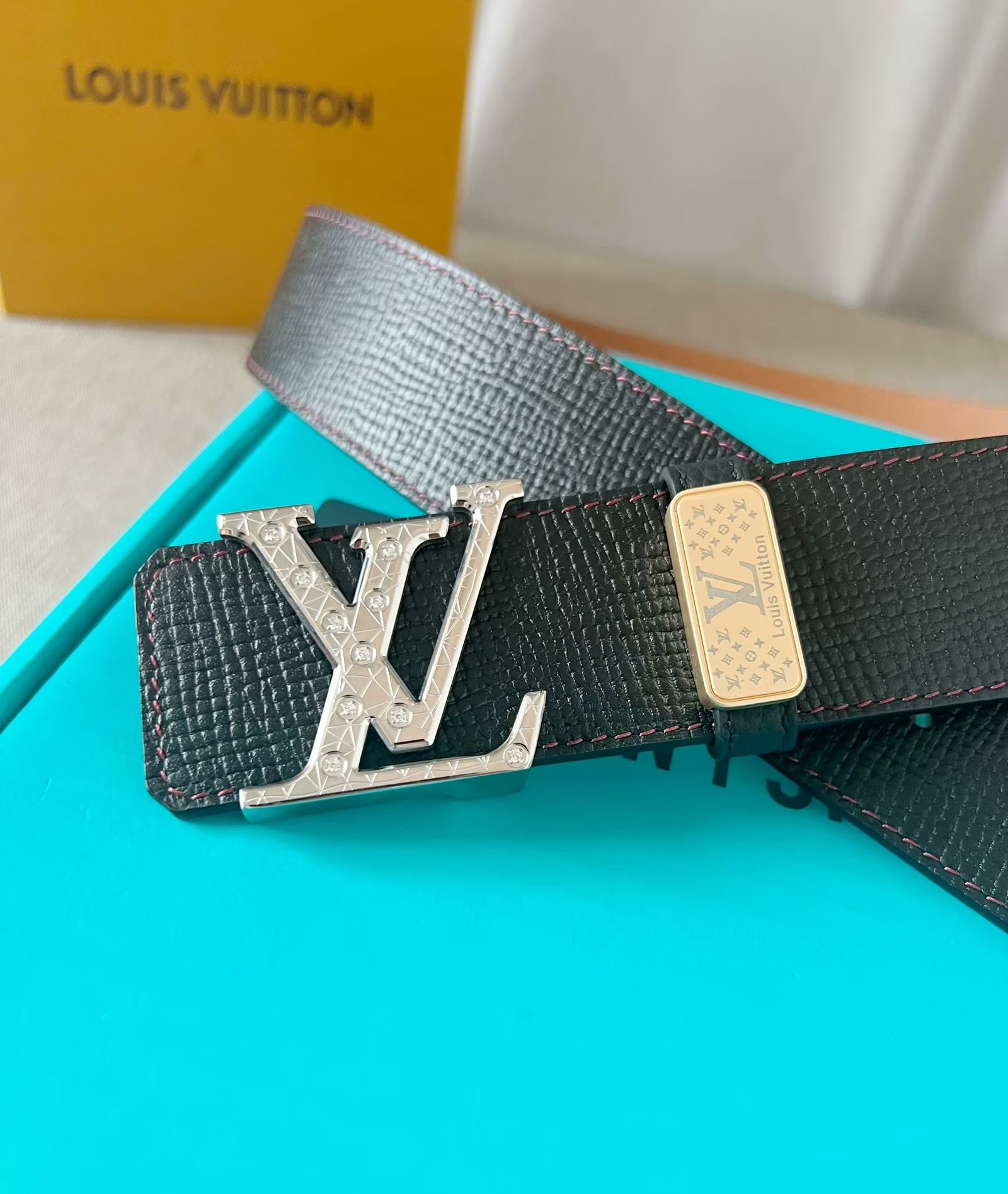 LV：P250  LOUIS VUITTON原单品质，双面采用原厂牛皮头层定制，搭配原单精品钻石💎钢扣，高端1比1复刻，精工制作，细节看图，实物拍摄，高端奢华，宽度4.0cm图片专柜全套包装➕送得物包装