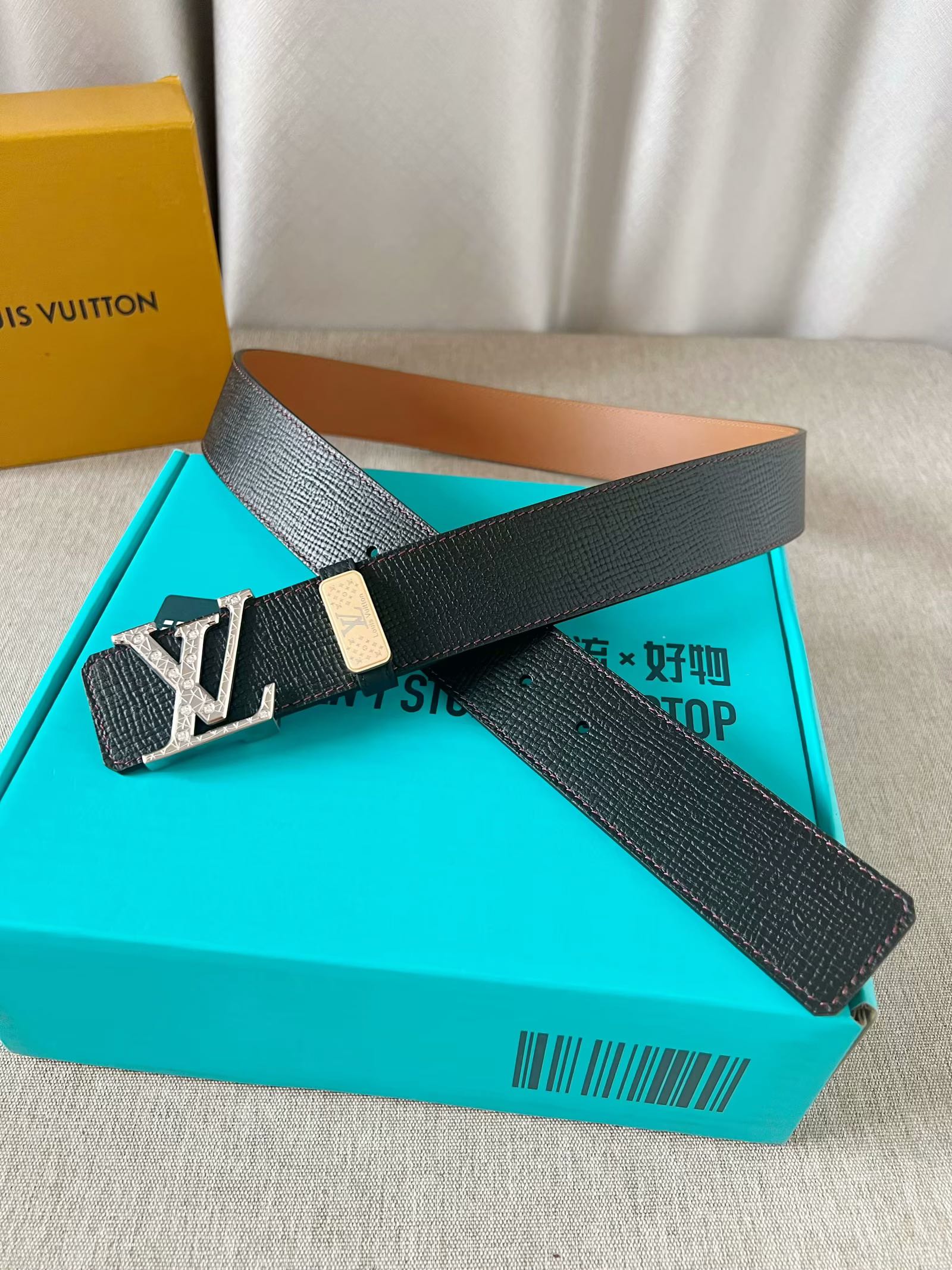 LV：P250  LOUIS VUITTON原单品质，双面采用原厂牛皮头层定制，搭配原单精品钻石💎钢扣，高端1比1复刻，精工制作，细节看图，实物拍摄，高端奢华，宽度4.0cm图片专柜全套包装➕送得物包装