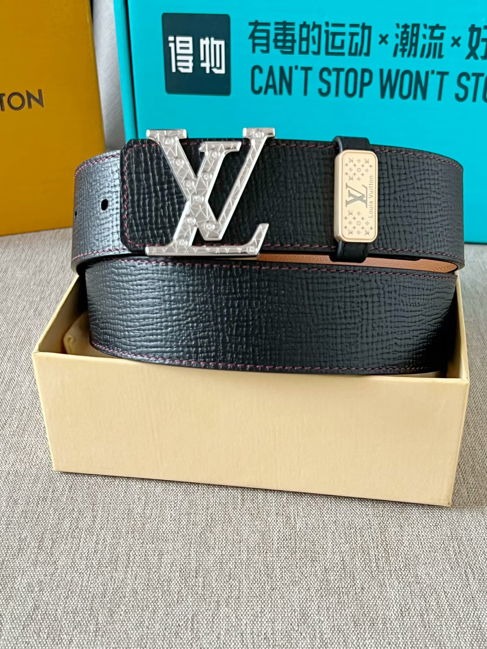 LV：P250  LOUIS VUITTON原单品质，双面采用原厂牛皮头层定制，搭配原单精品钻石💎钢扣，高端1比1复刻，精工制作，细节看图，实物拍摄，高端奢华，宽度4.0cm图片专柜全套包装➕送得物包装