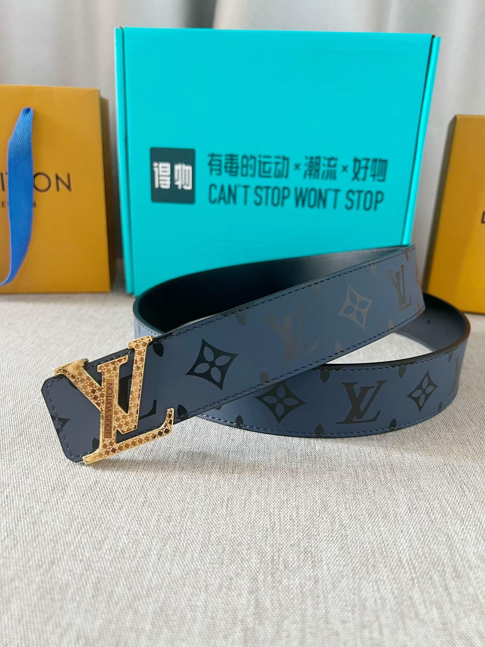 LV：P200  路易威登 原单腰带，进口胎牛皮头层丝绸5D彩印老花面，结合小牛皮头层平纹底。搭配字母精品刻花钢扣，4.0cm支持NFC