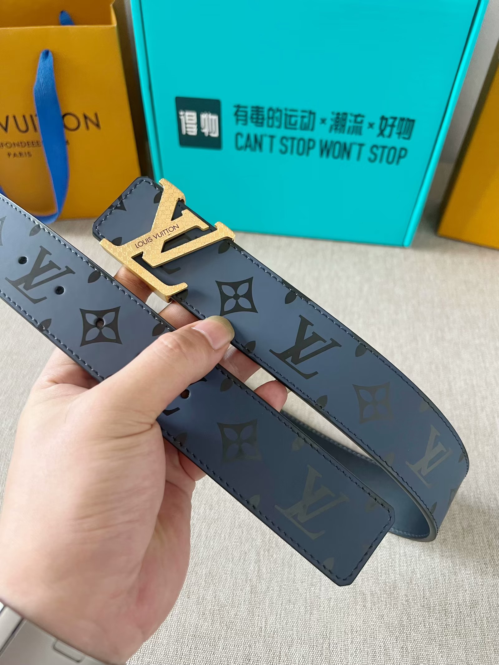 LV：P200  路易威登 原单腰带，进口胎牛皮头层丝绸5D彩印老花面，结合小牛皮头层平纹底。搭配字母精品刻花钢扣，4.0cm支持NFC
