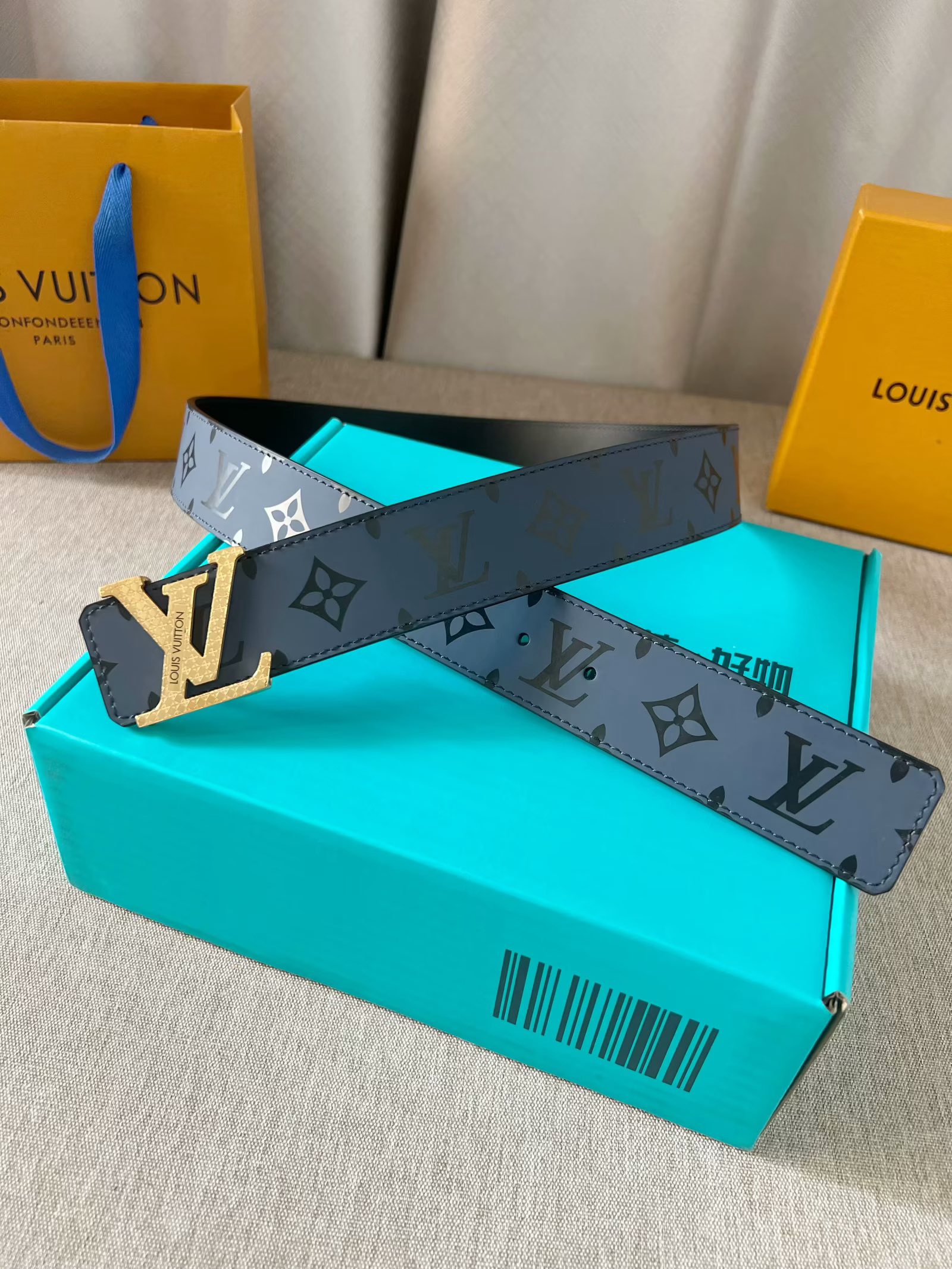 LV：P200  路易威登 原单腰带，进口胎牛皮头层丝绸5D彩印老花面，结合小牛皮头层平纹底。搭配字母精品刻花钢扣，4.0cm支持NFC