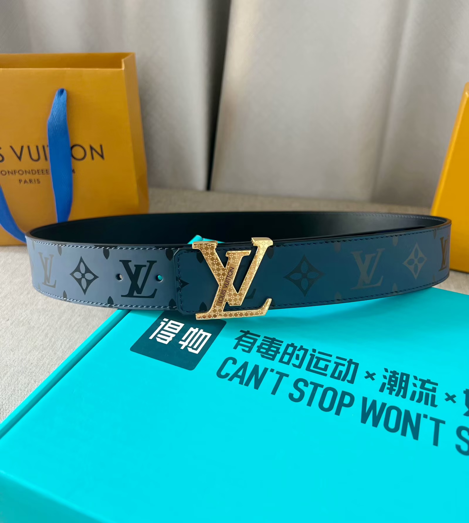 LV：P200  路易威登 原单腰带，进口胎牛皮头层丝绸5D彩印老花面，结合小牛皮头层平纹底。搭配字母精品刻花钢扣，4.0cm支持NFC