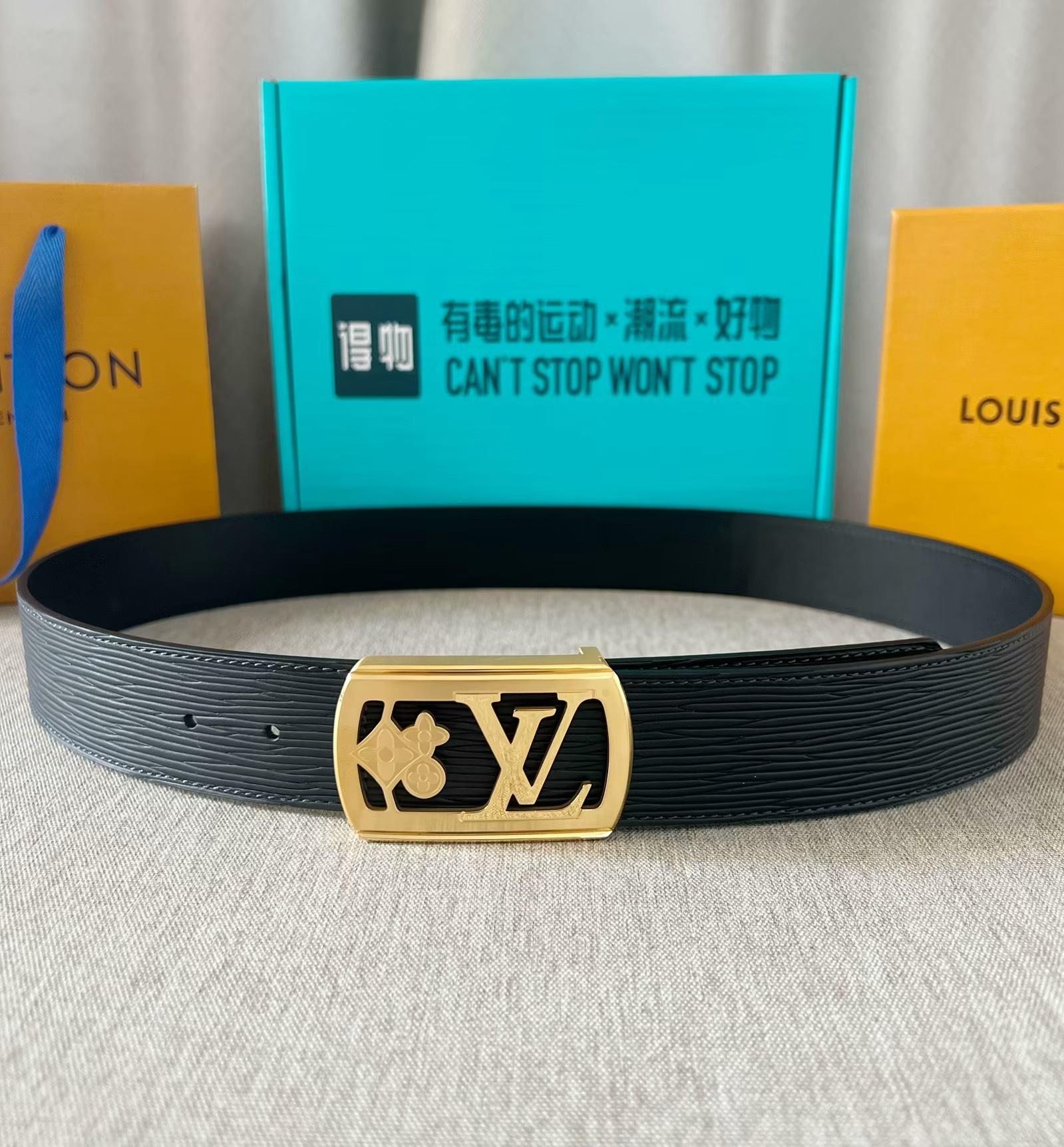 LV：P200  路易威登 原单腰带，进口牛皮头层高温压水波纹面，结合黑色小牛皮头层皮底，搭配平滑内穿精品刻花钢扣，4.0cm支持NFC