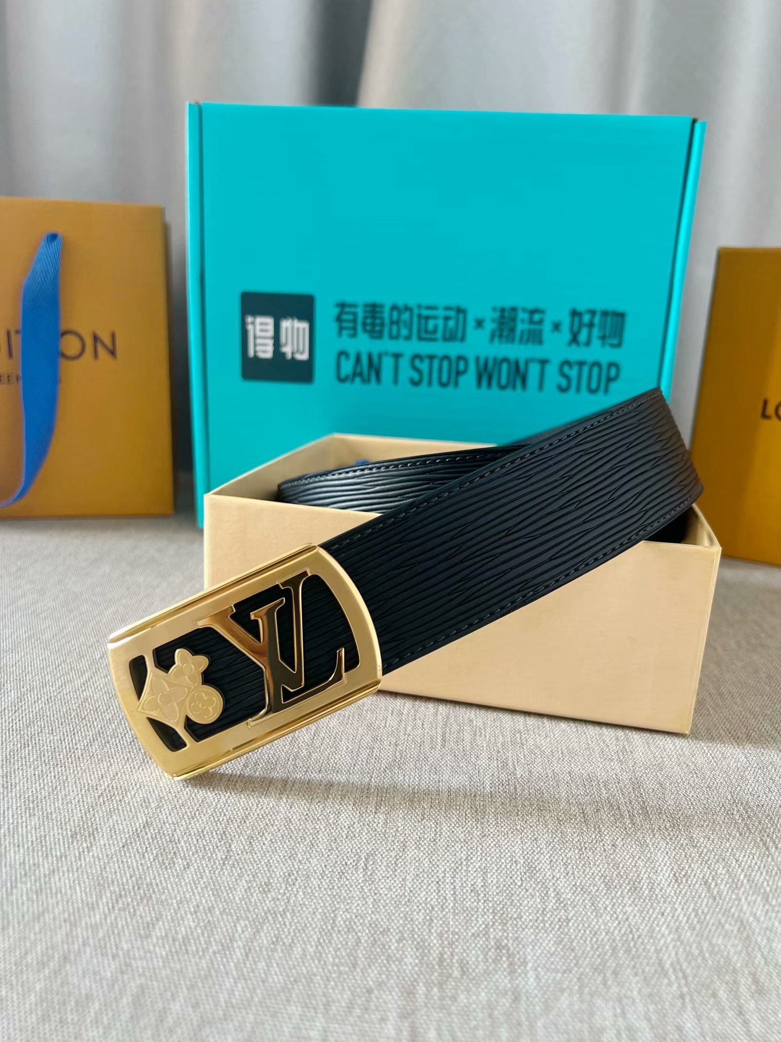 LV：P200  路易威登 原单腰带，进口牛皮头层高温压水波纹面，结合黑色小牛皮头层皮底，搭配平滑内穿精品刻花钢扣，4.0cm支持NFC