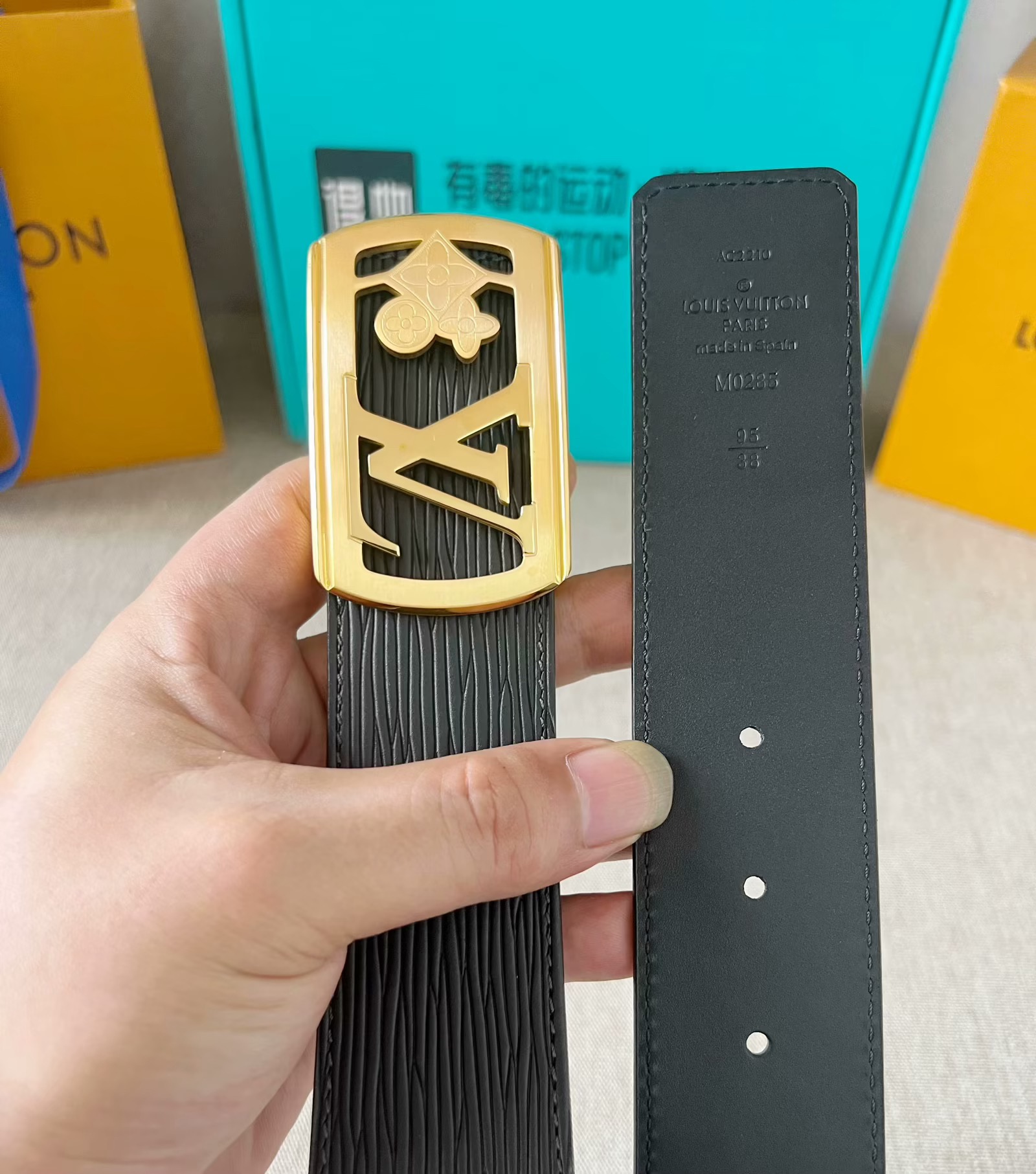 LV：P200  路易威登 原单腰带，进口牛皮头层高温压水波纹面，结合黑色小牛皮头层皮底，搭配平滑内穿精品刻花钢扣，4.0cm支持NFC