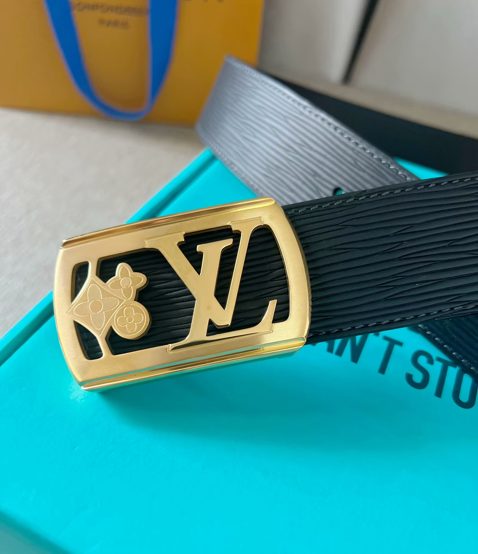 LV：P200  路易威登 原单腰带，进口牛皮头层高温压水波纹面，结合黑色小牛皮头层皮底，搭配平滑内穿精品刻花钢扣，4.0cm支持NFC