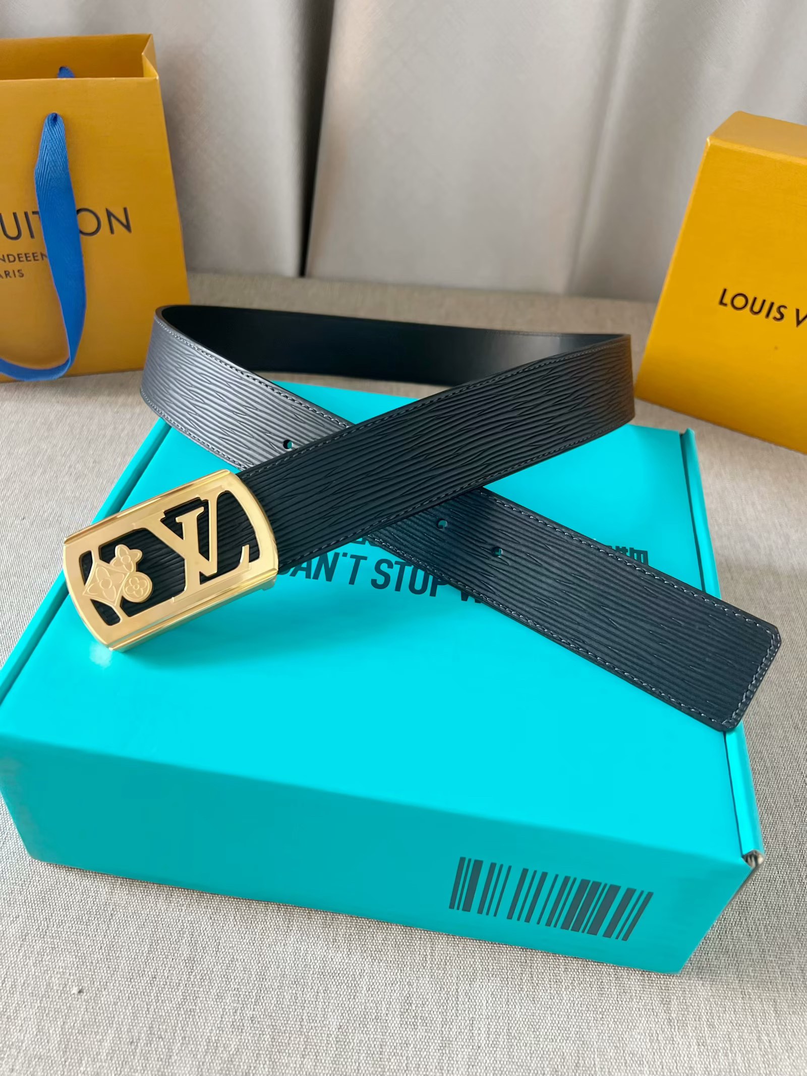 LV：P200  路易威登 原单腰带，进口牛皮头层高温压水波纹面，结合黑色小牛皮头层皮底，搭配平滑内穿精品刻花钢扣，4.0cm支持NFC