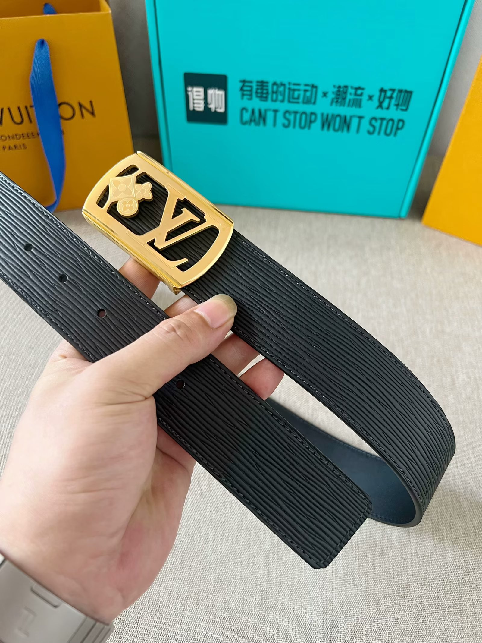 LV：P200  路易威登 原单腰带，进口牛皮头层高温压水波纹面，结合黑色小牛皮头层皮底，搭配平滑内穿精品刻花钢扣，4.0cm支持NFC