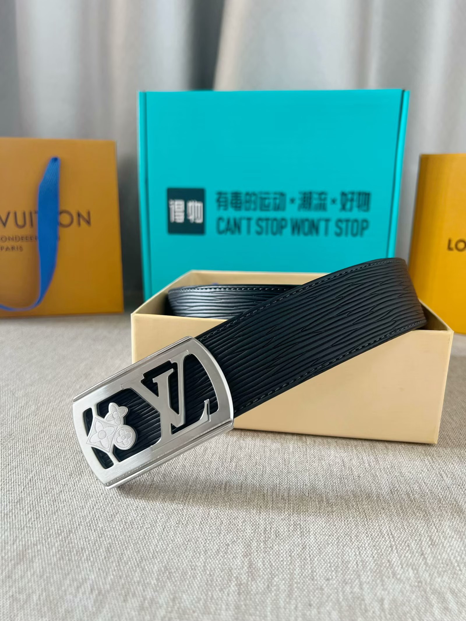 LV：P200  路易威登 原单腰带，进口牛皮头层高温压水波纹面，结合黑色小牛皮头层皮底，搭配平滑内穿精品刻花钢扣，4.0cm支持NFC