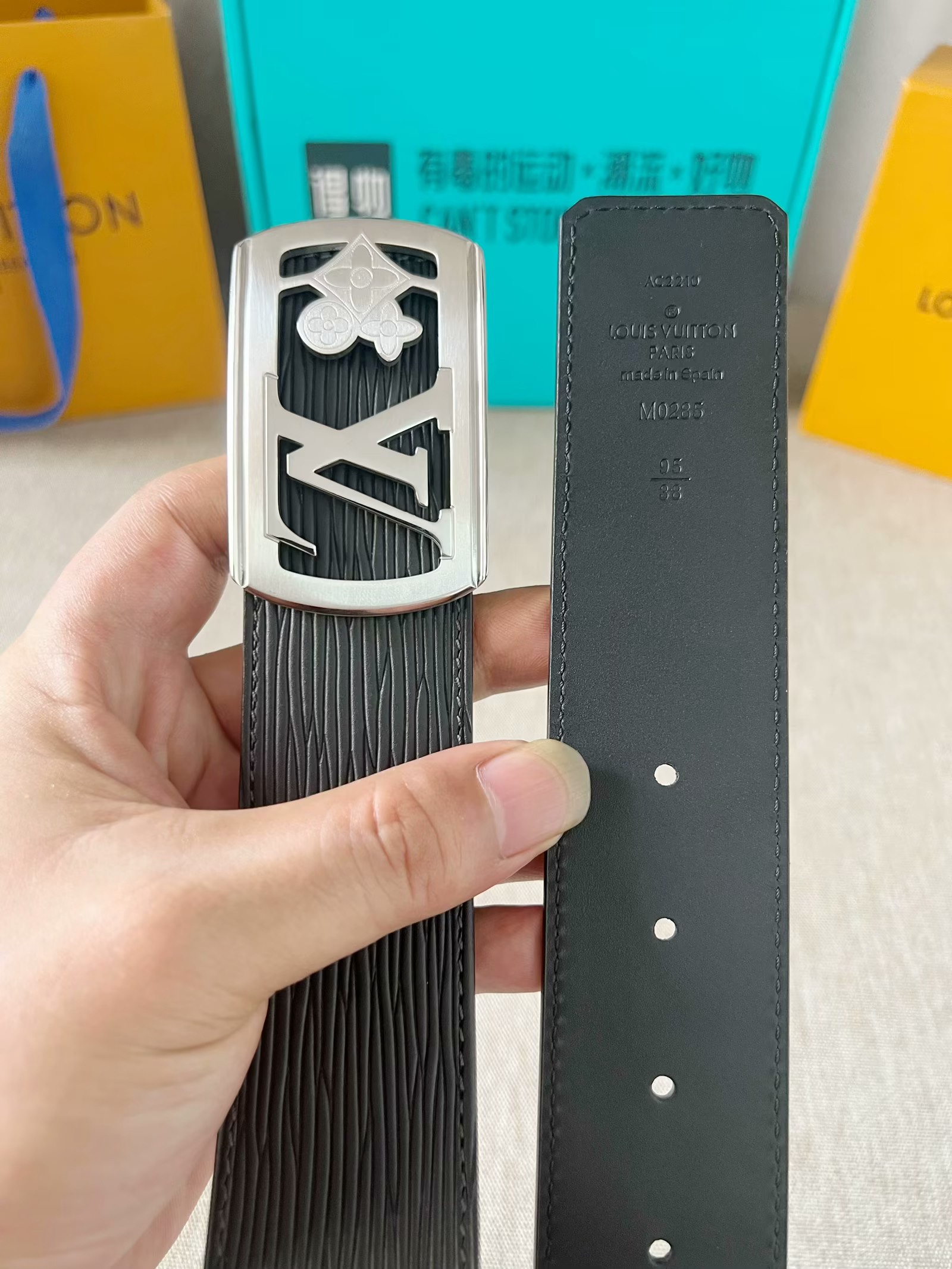 LV：P200  路易威登 原单腰带，进口牛皮头层高温压水波纹面，结合黑色小牛皮头层皮底，搭配平滑内穿精品刻花钢扣，4.0cm支持NFC