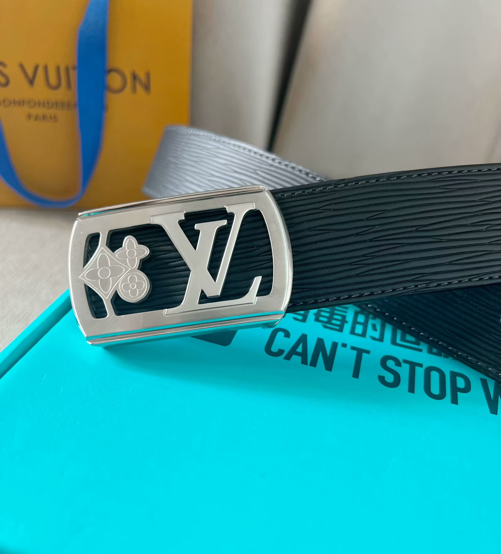 LV：P200  路易威登 原单腰带，进口牛皮头层高温压水波纹面，结合黑色小牛皮头层皮底，搭配平滑内穿精品刻花钢扣，4.0cm支持NFC