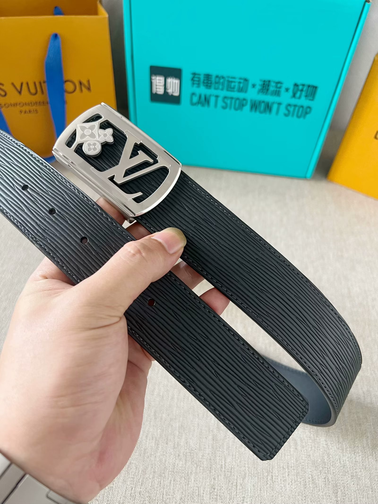 LV：P200  路易威登 原单腰带，进口牛皮头层高温压水波纹面，结合黑色小牛皮头层皮底，搭配平滑内穿精品刻花钢扣，4.0cm支持NFC