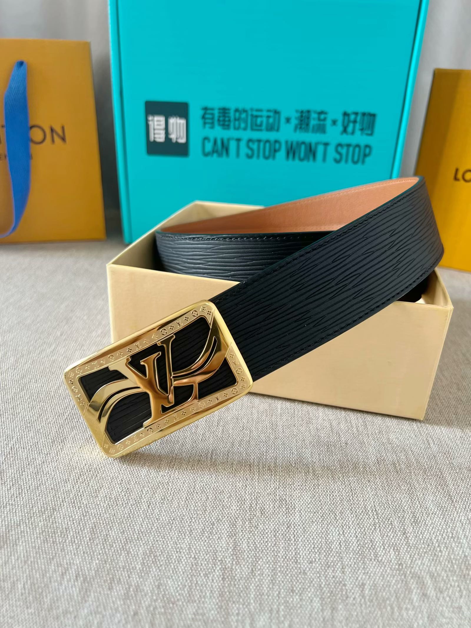 LV：P200  路易威登 原单腰带，进口牛皮头层高温压水波纹面，结合土黄色小牛皮头层皮底，搭配平滑内穿精品刻花钢扣，4.0cm支持NFC