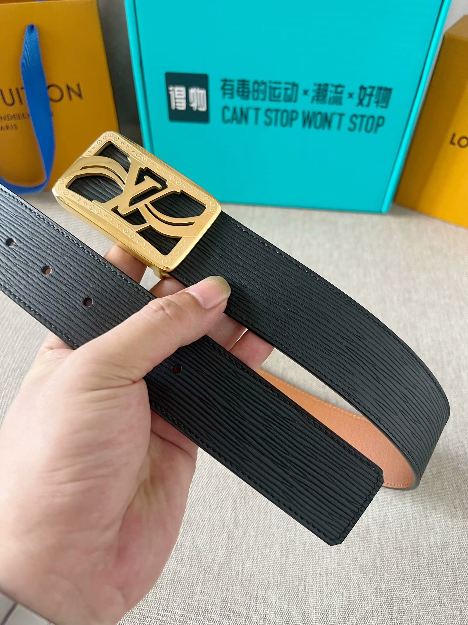 LV：P200  路易威登 原单腰带，进口牛皮头层高温压水波纹面，结合土黄色小牛皮头层皮底，搭配平滑内穿精品刻花钢扣，4.0cm支持NFC