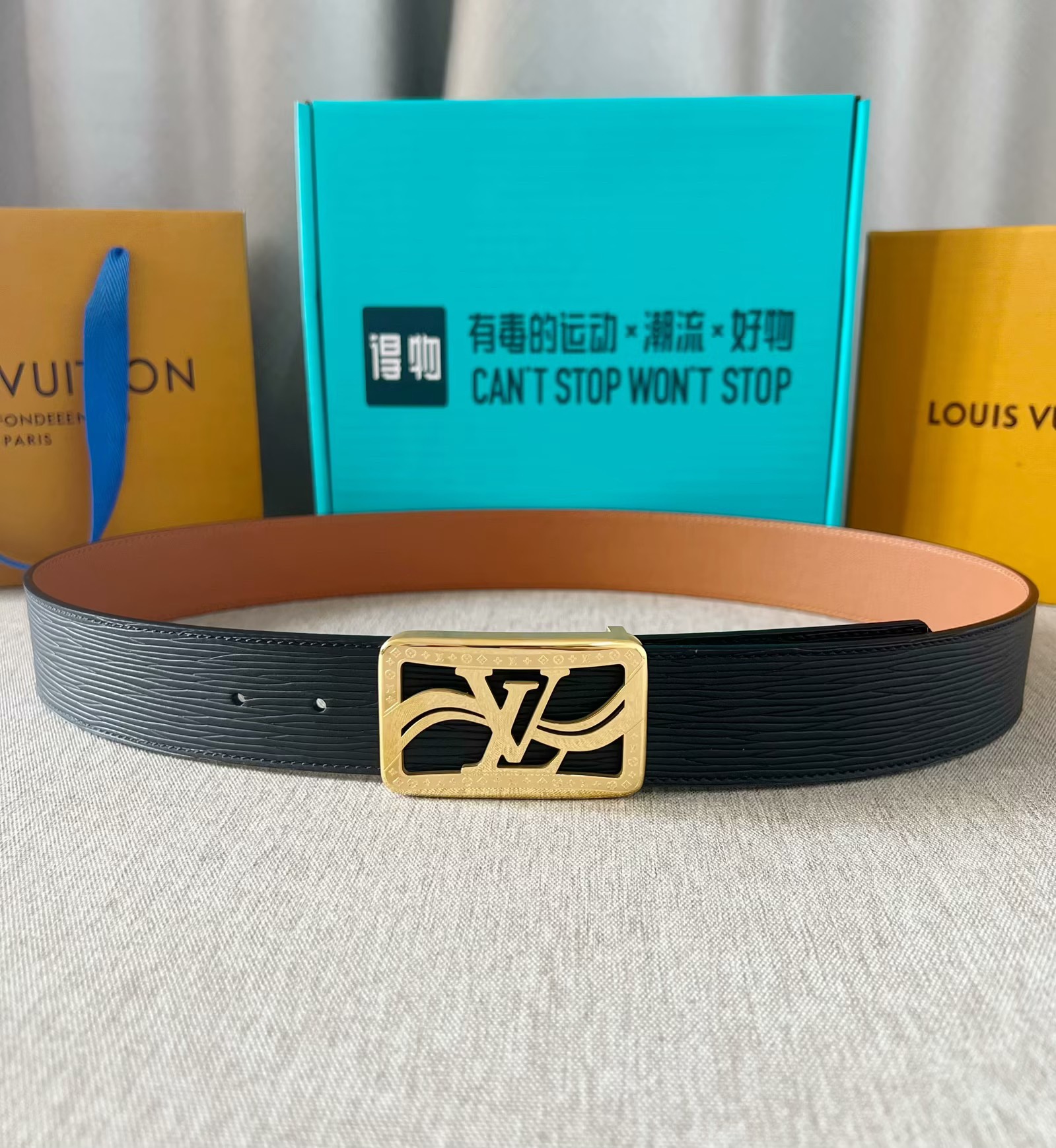 LV：P200  路易威登 原单腰带，进口牛皮头层高温压水波纹面，结合土黄色小牛皮头层皮底，搭配平滑内穿精品刻花钢扣，4.0cm支持NFC