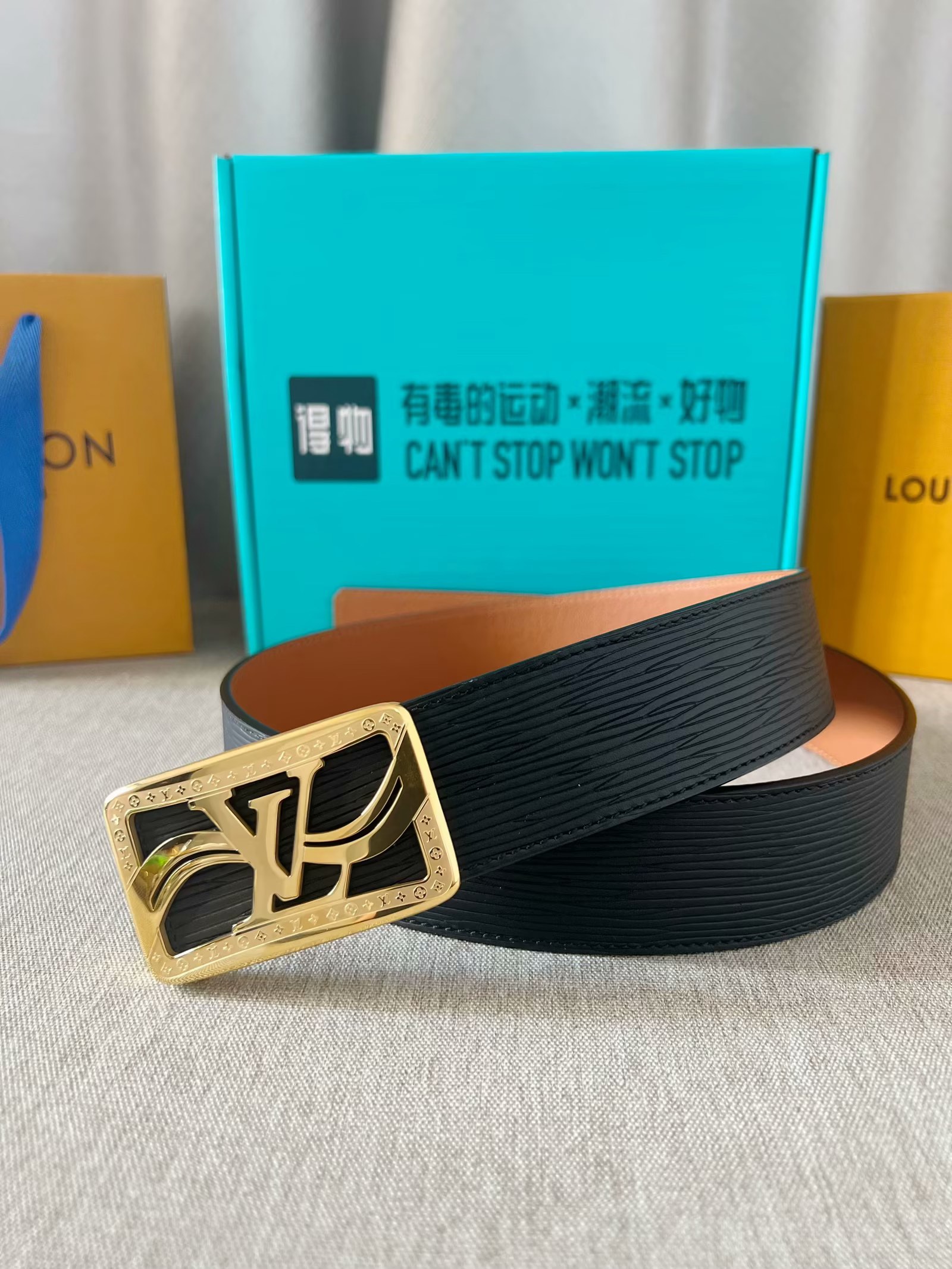 LV：P200  路易威登 原单腰带，进口牛皮头层高温压水波纹面，结合土黄色小牛皮头层皮底，搭配平滑内穿精品刻花钢扣，4.0cm支持NFC