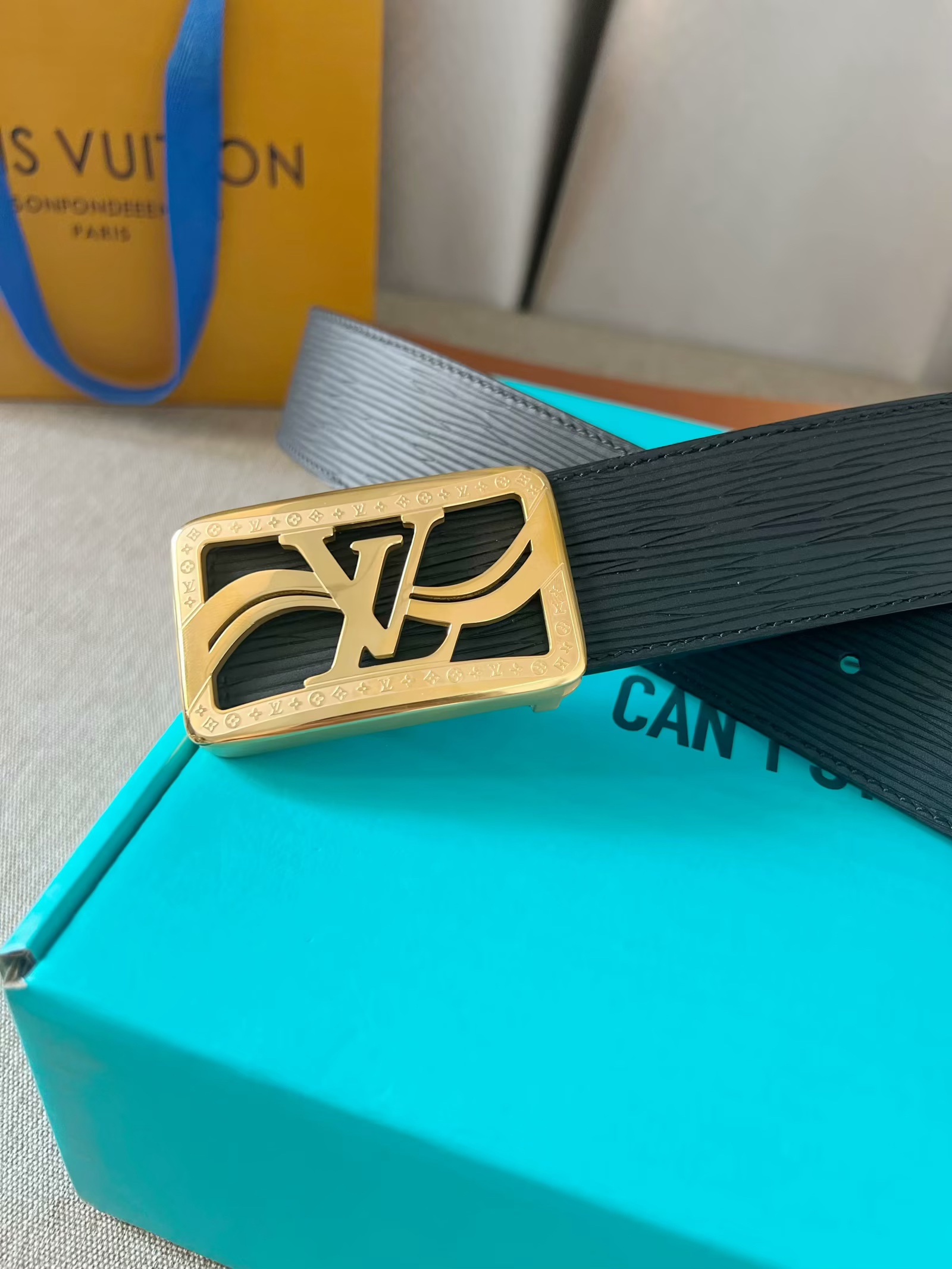 LV：P200  路易威登 原单腰带，进口牛皮头层高温压水波纹面，结合土黄色小牛皮头层皮底，搭配平滑内穿精品刻花钢扣，4.0cm支持NFC