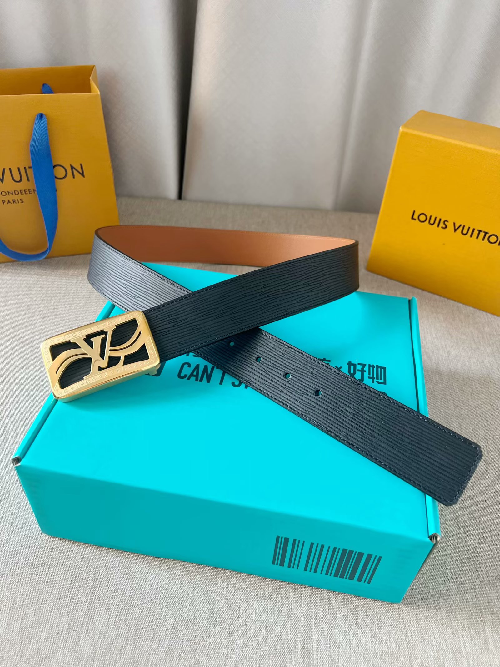 LV：P200  路易威登 原单腰带，进口牛皮头层高温压水波纹面，结合土黄色小牛皮头层皮底，搭配平滑内穿精品刻花钢扣，4.0cm支持NFC