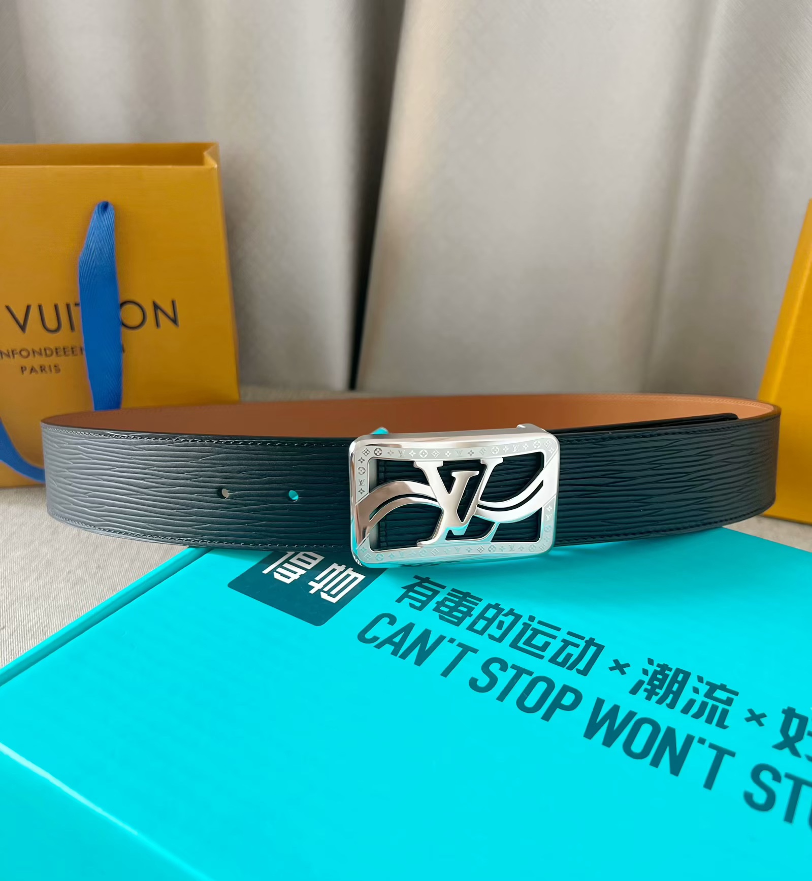 LV：P200  路易威登 原单腰带，进口牛皮头层高温压水波纹面，结合土黄色小牛皮头层皮底，搭配平滑内穿精品刻花钢扣，4.0cm支持NFC