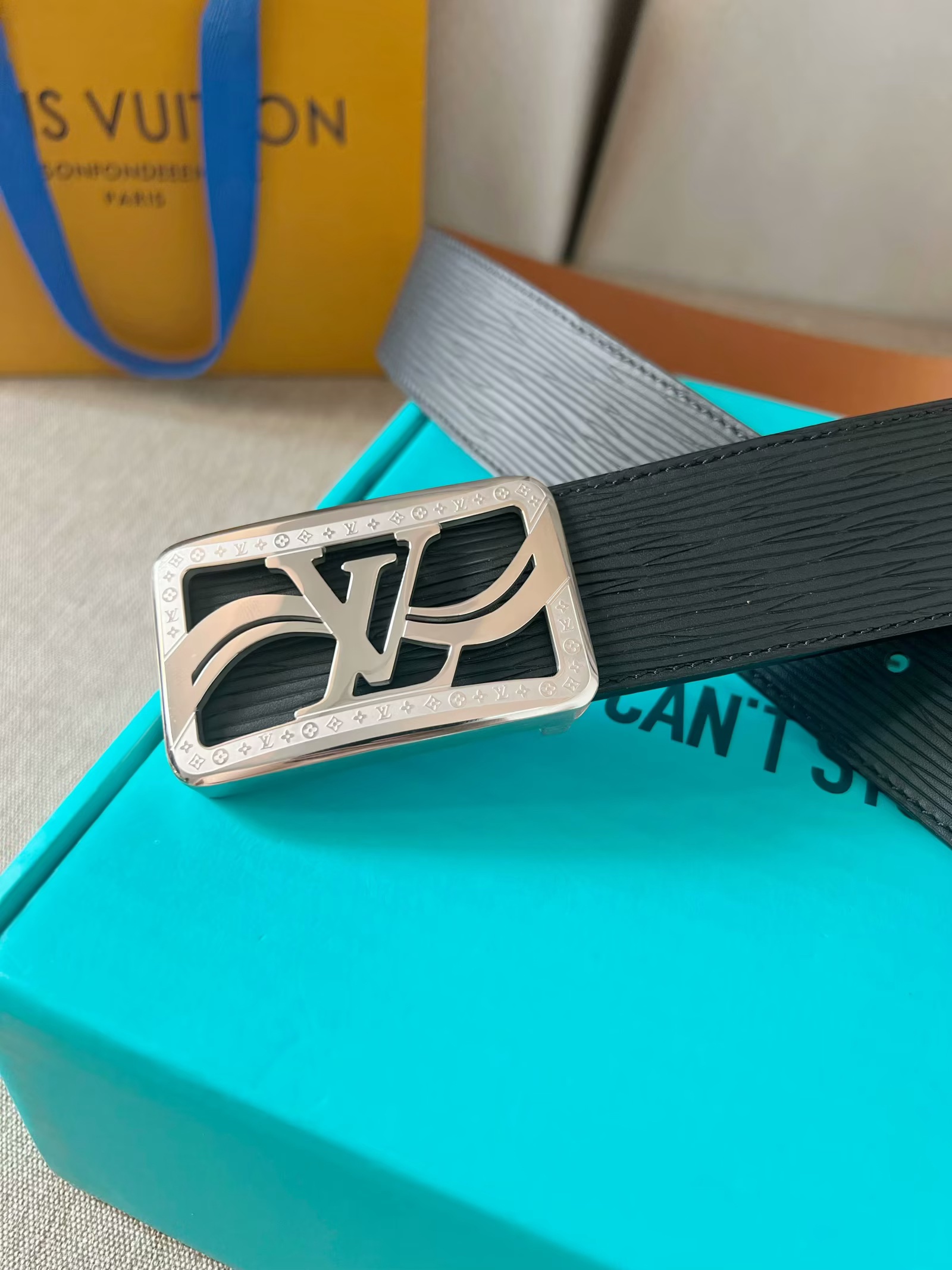 LV：P200  路易威登 原单腰带，进口牛皮头层高温压水波纹面，结合土黄色小牛皮头层皮底，搭配平滑内穿精品刻花钢扣，4.0cm支持NFC