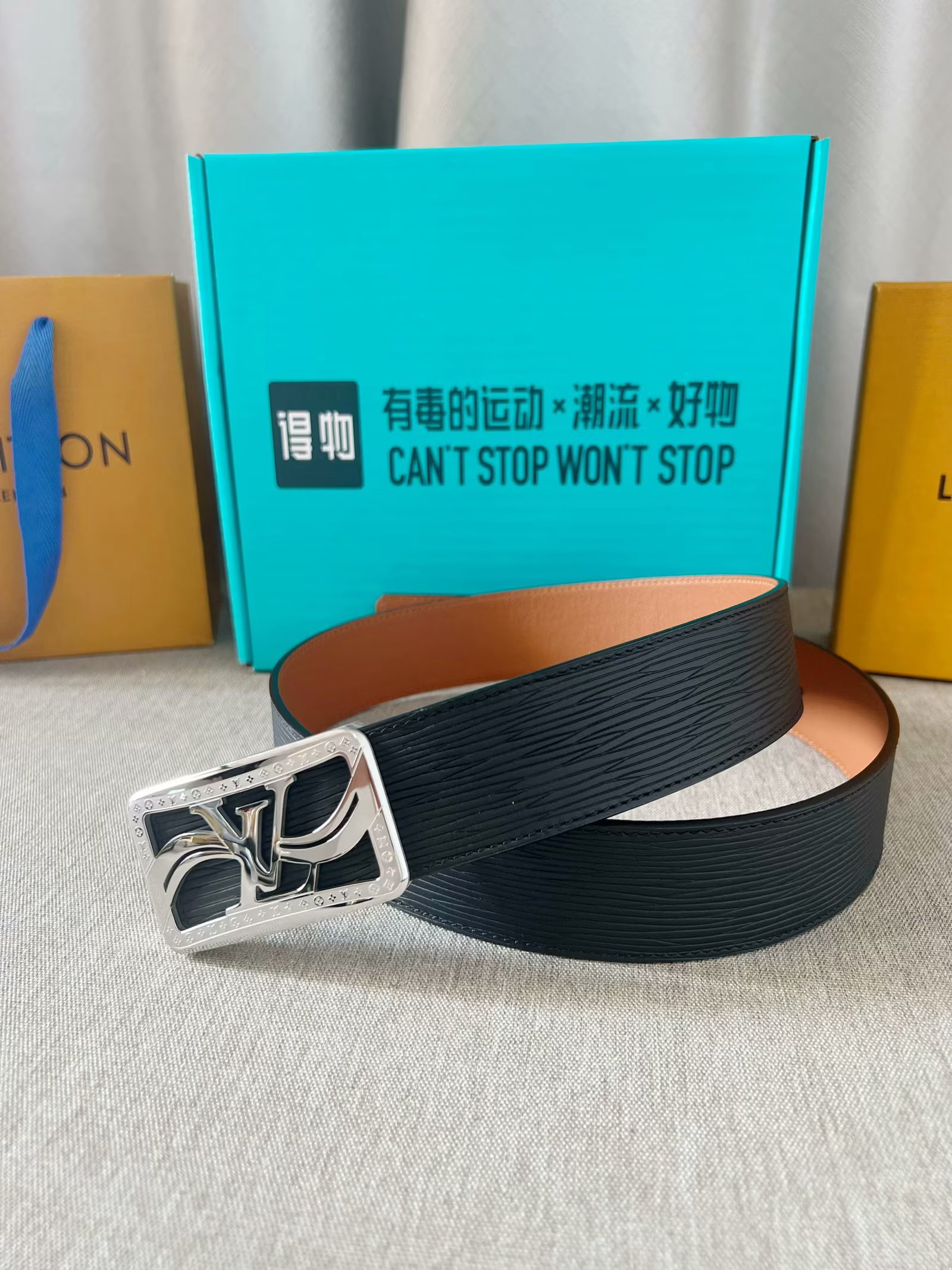 LV：P200  路易威登 原单腰带，进口牛皮头层高温压水波纹面，结合土黄色小牛皮头层皮底，搭配平滑内穿精品刻花钢扣，4.0cm支持NFC