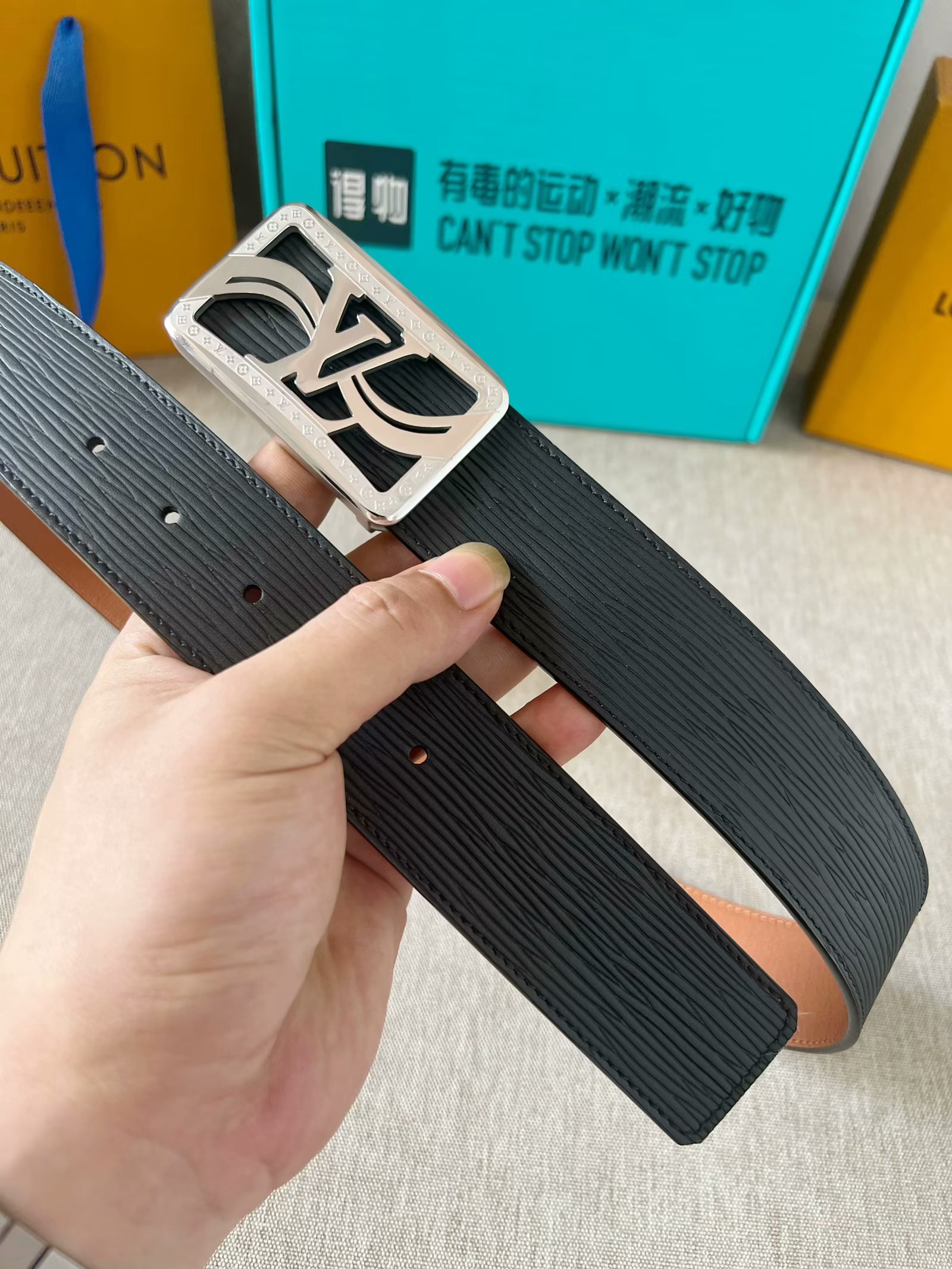 LV：P200  路易威登 原单腰带，进口牛皮头层高温压水波纹面，结合土黄色小牛皮头层皮底，搭配平滑内穿精品刻花钢扣，4.0cm支持NFC