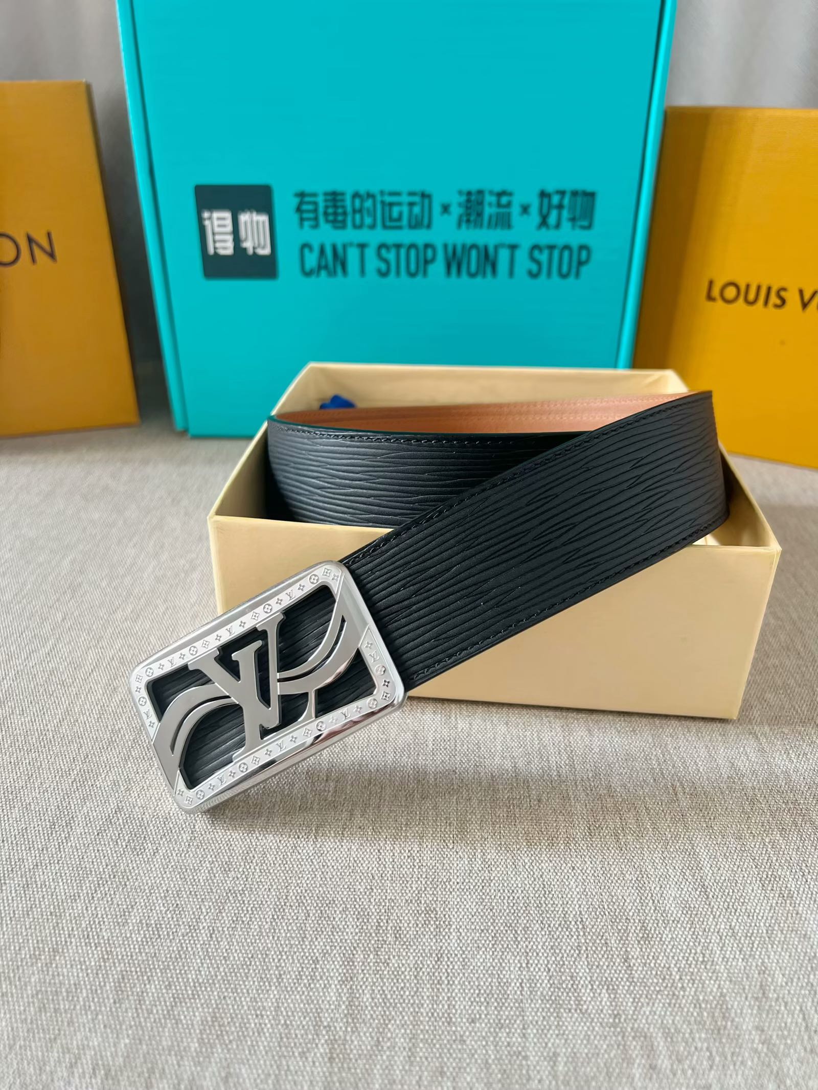 LV：P200  路易威登 原单腰带，进口牛皮头层高温压水波纹面，结合土黄色小牛皮头层皮底，搭配平滑内穿精品刻花钢扣，4.0cm支持NFC