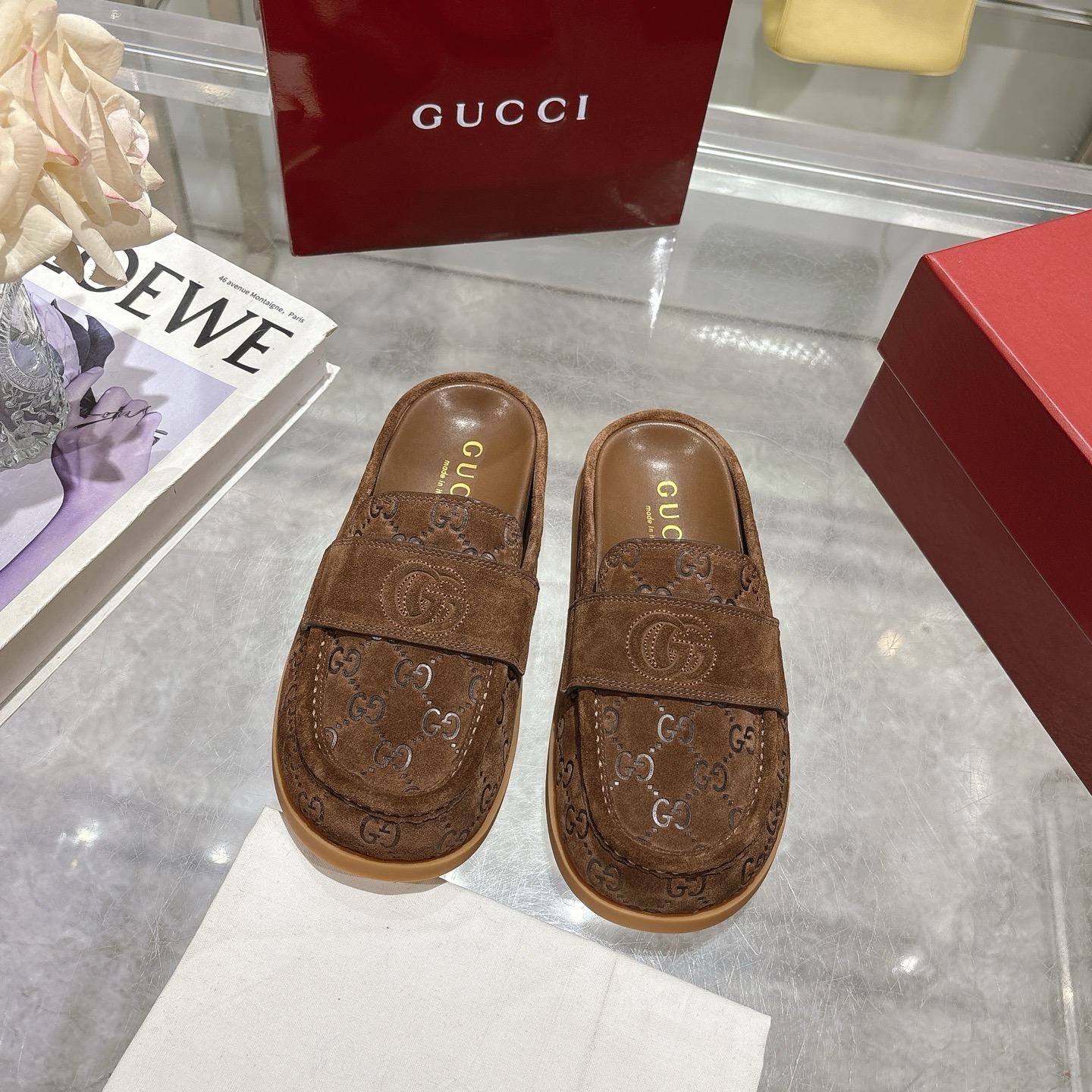 NO:249236,Gucci / 25 new women's mules toe slippers with pair of G logos!  This multi-functional design combines the brand's tradition and modernity, showing an imprinted double G logo, adding a touch of logo. Made of GG suede, this pair of mules provides a smooth contour and durable rubber sole, ensuring a combination of fashion and practicality. Dark brown GG cowhide new women's new embossed double G details Rubber sole Flat Sole Made in Italy Size 35-41 sizes (41 custom made), semi-torch, gucci, slippers, cowhide, chamois leather19860909Gucci 古奇/ 25新款带有双 G 标志的女式穆勒鞋包头拖鞋！ 这款多功能设计结合了品牌的传统与现代感,展示了一个压印的双G标志,增添了一丝标志感.采用GG麂皮制成,这双穆勒鞋提供了一种流畅的轮廓和耐用的橡胶鞋底,确保了时尚与实用性的结合. 深棕色 GG 牛皮反绒 女士新款 压纹双G细节 橡胶鞋底 平底 意大利制造 码数35～41码（41定做）,半拖,gucci,slippers,cowhide,chamois leather,Women's Shoes