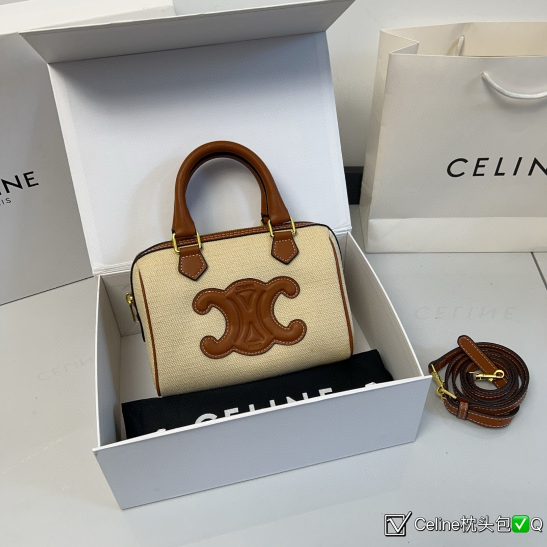 (折叠盒⚠️)💰380
Celine 赛琳枕头包原版布 很喜欢Lisa近期机场照总是背着的波士顿包 高颜值 有着原设计本身经典的味道高颜值的复古文艺气息 简洁利落的包身线条,复古印花图案真的很Old school, 不经意的高级,心尖尖喜欢的款秒get 尺寸20 14