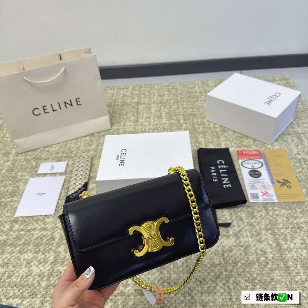 (折叠盒⚠️)💰350
(赠丝巾⚠️)
celine新款包-小包届的yyds !!
这款凯旋门皮带腋下包/单肩包
我初次看到的时候就觉得太美了
果然上身别提有大气,复古百搭又轻便
相对于短款腋下包而言,复古做旧金链条
让整只包时髦度又 20cm