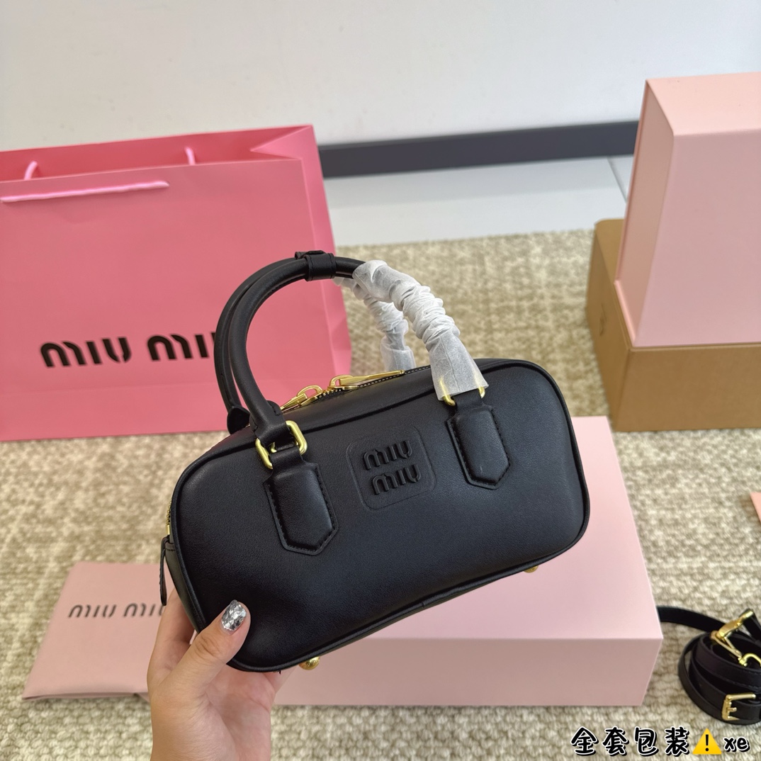 （全套包装⚠️）💰380
可盐可甜的 MiuMiu 女孩
miumiu 波士顿 小方包包 
好搭 什么风格都能驾驭
材质很柔软 
容量也非常OK
复古俏皮的hobo包型
是近期几乎天天拿出门的包包！
size：22*7.5*10