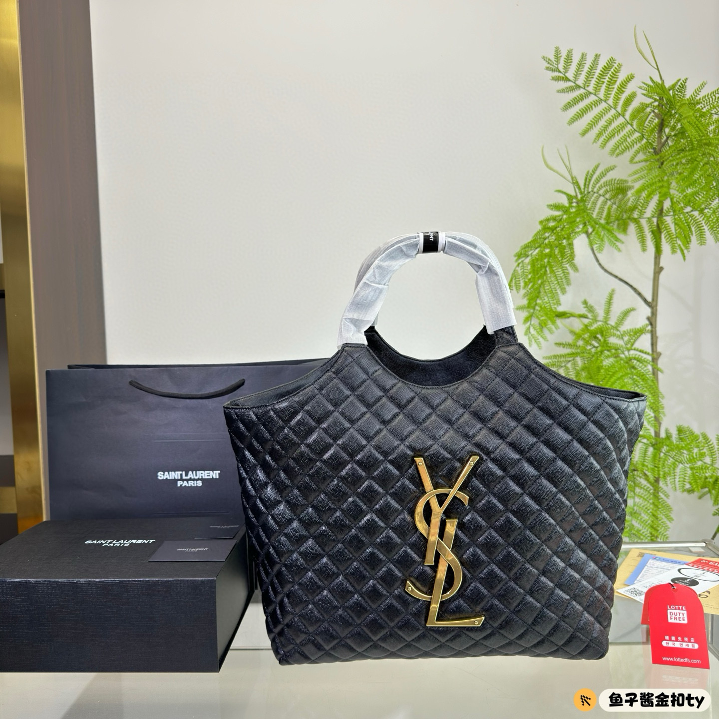 (无盒⚠️)💰370
(鱼子酱⚠️)
圣罗兰托特包ICARE 慵懒随性搭配 利落呈现时髦酷感具有时尚和标志性 时髦精必备神器!出街回头率爆表💯尺寸:35 30