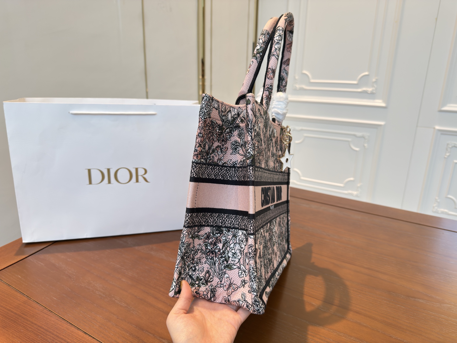 （折叠盒⚠️）p245

迪奥DIOR 刺绣托特包
让人欲罢不能的复古高级感！
dior tote太百搭啦～
重工刺绣 实物非常有质感
看不腻的美貌儿～ 
大小刚刚好没有厚重感，精致又实用
size：33*28cm