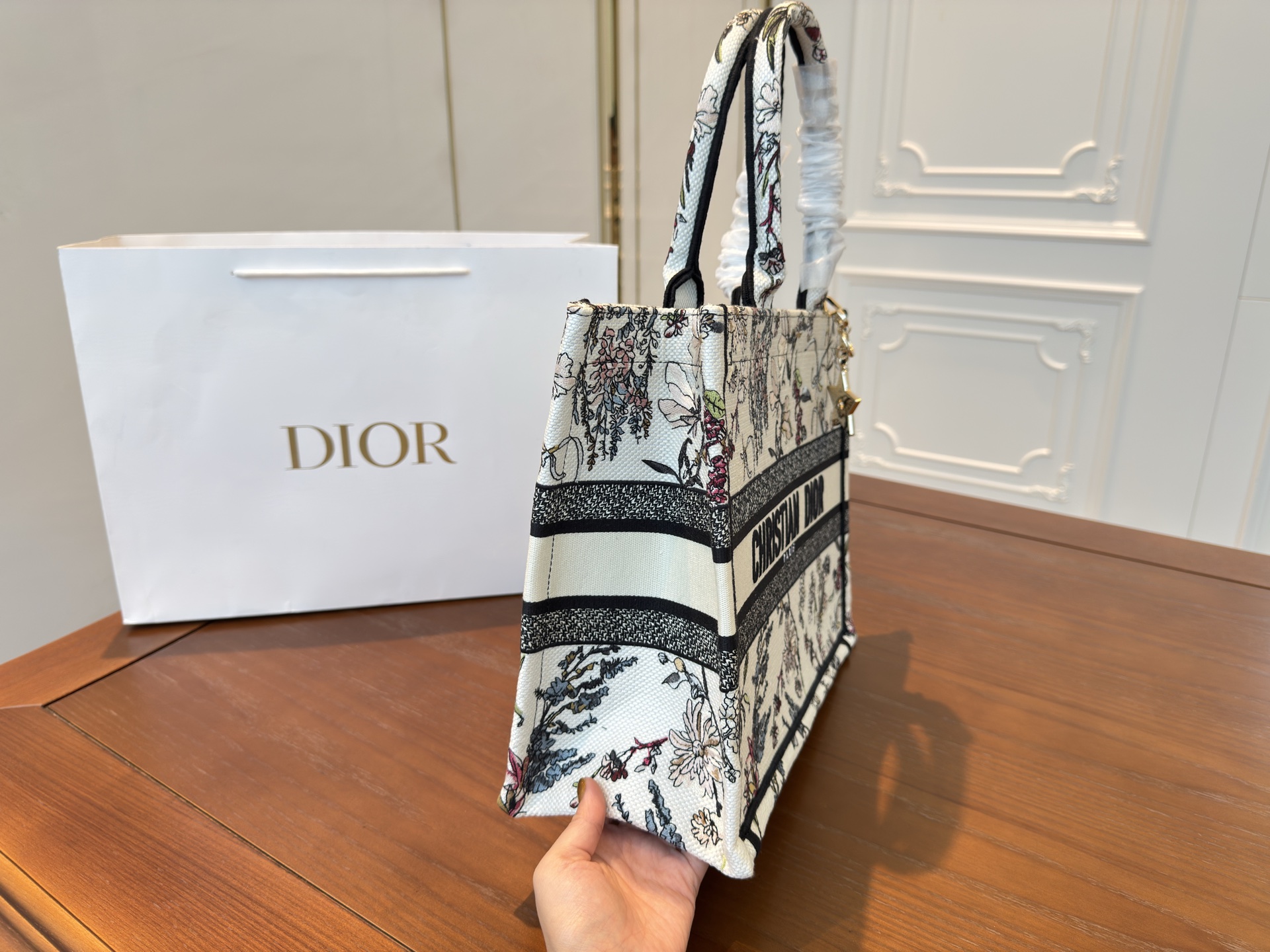 （折叠盒⚠️）p245

迪奥DIOR 刺绣托特包
让人欲罢不能的复古高级感！
dior tote太百搭啦～
重工刺绣 实物非常有质感
看不腻的美貌儿～ 
大小刚刚好没有厚重感，精致又实用
size：33*28cm