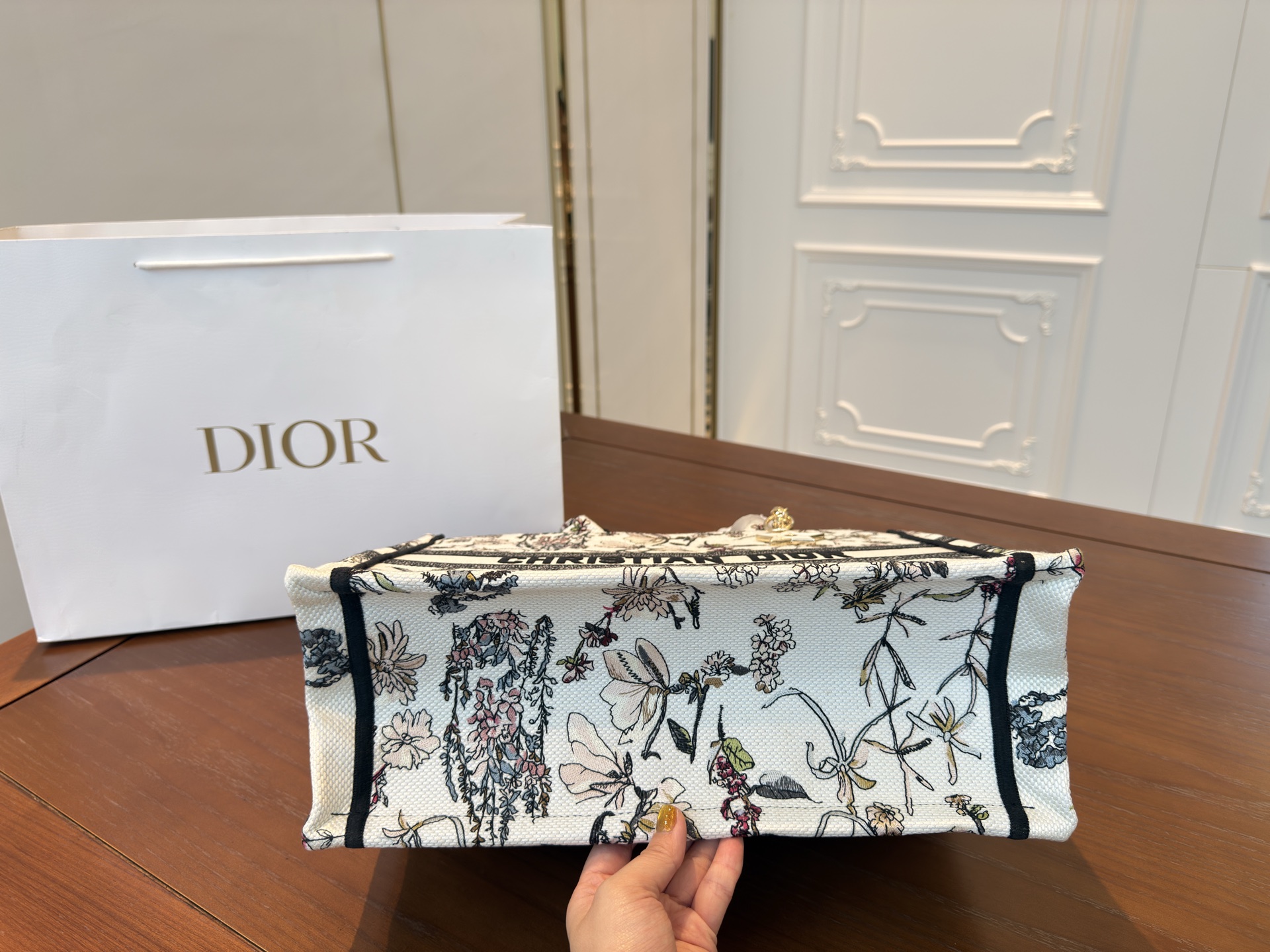 （折叠盒⚠️）p245

迪奥DIOR 刺绣托特包
让人欲罢不能的复古高级感！
dior tote太百搭啦～
重工刺绣 实物非常有质感
看不腻的美貌儿～ 
大小刚刚好没有厚重感，精致又实用
size：33*28cm