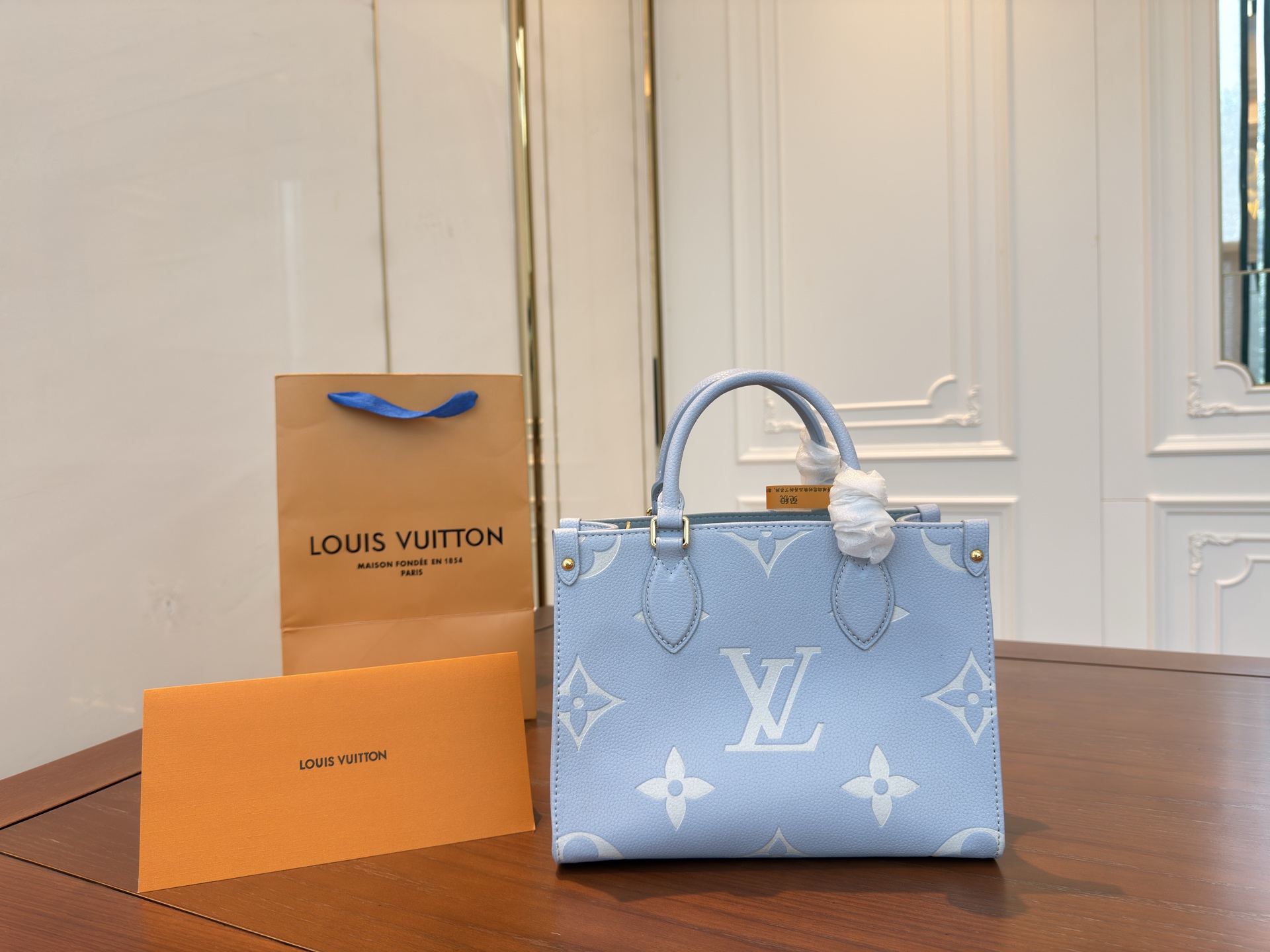 Lv onthego tote颜色图✔️p200