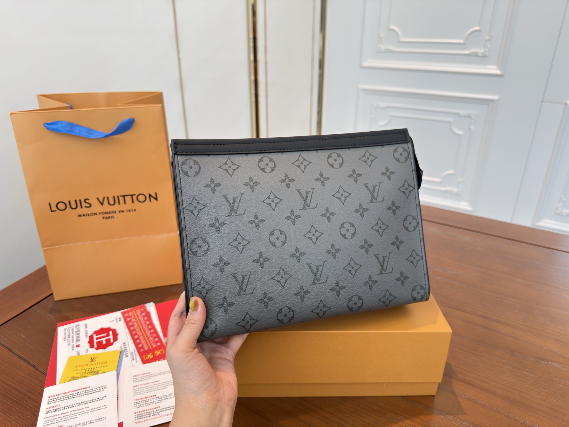 （飞机盒折叠盒⚠️）p95

Louisvuitton 路易威登
Lv POCHETTE VOYAGE  手袋男士手拿包 洗漱包 实物拍摄 原厂原版面料27 x 21cm。