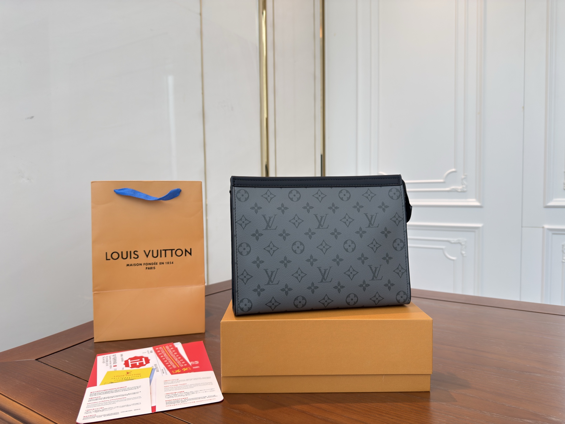 （飞机盒折叠盒⚠️）p95

Louisvuitton 路易威登
Lv POCHETTE VOYAGE  手袋男士手拿包 洗漱包 实物拍摄 原厂原版面料27 x 21cm。