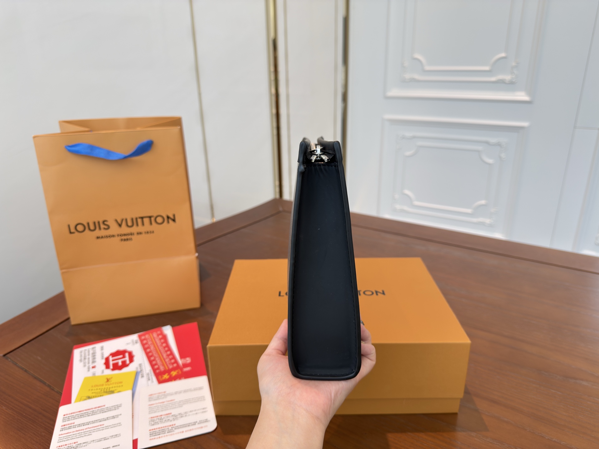 （飞机盒折叠盒⚠️）p95

Louisvuitton 路易威登
Lv POCHETTE VOYAGE  手袋男士手拿包 洗漱包 实物拍摄 原厂原版面料27 x 21cm。