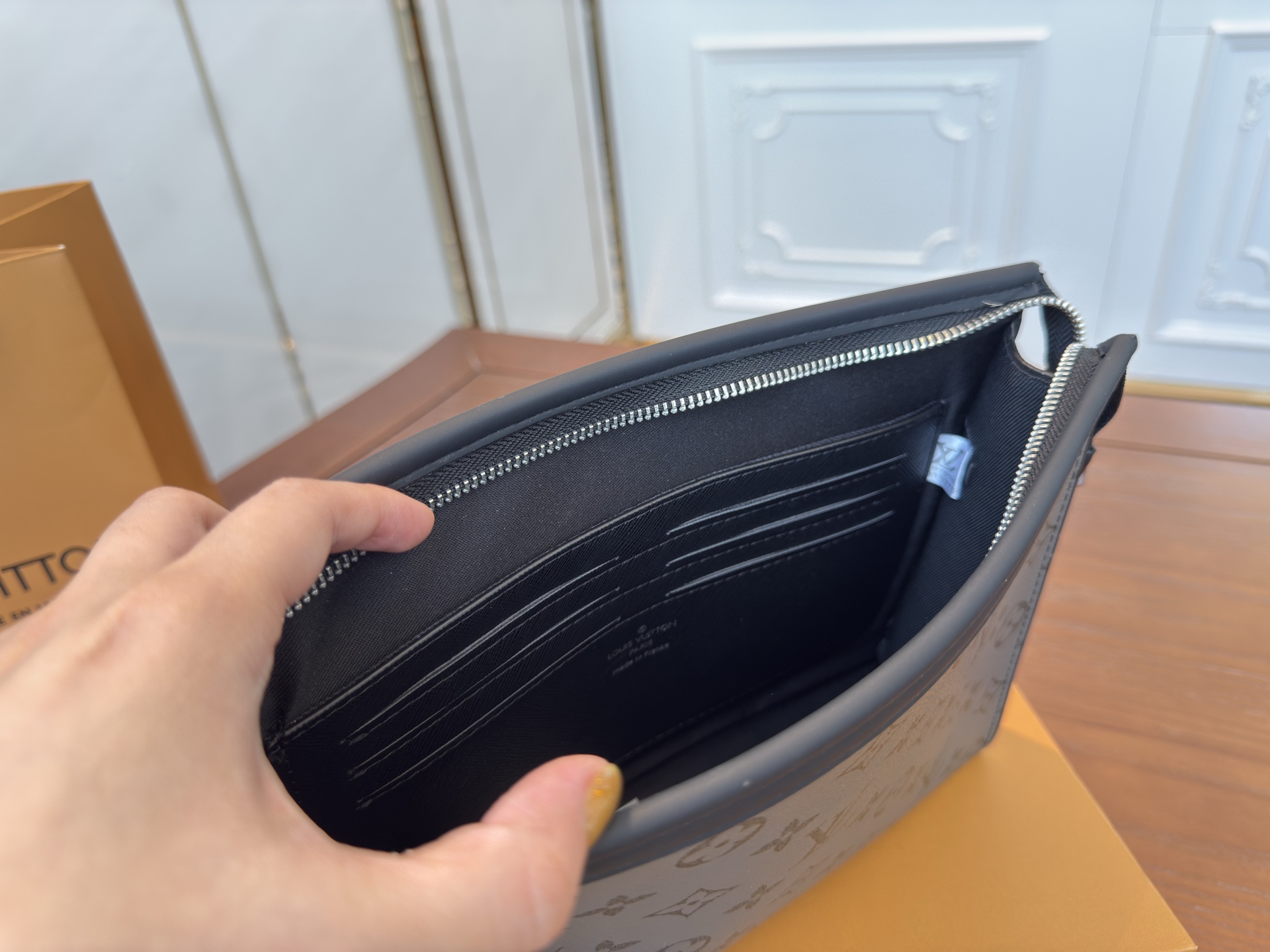 （飞机盒折叠盒⚠️）p95

Louisvuitton 路易威登
Lv POCHETTE VOYAGE  手袋男士手拿包 洗漱包 实物拍摄 原厂原版面料27 x 21cm。