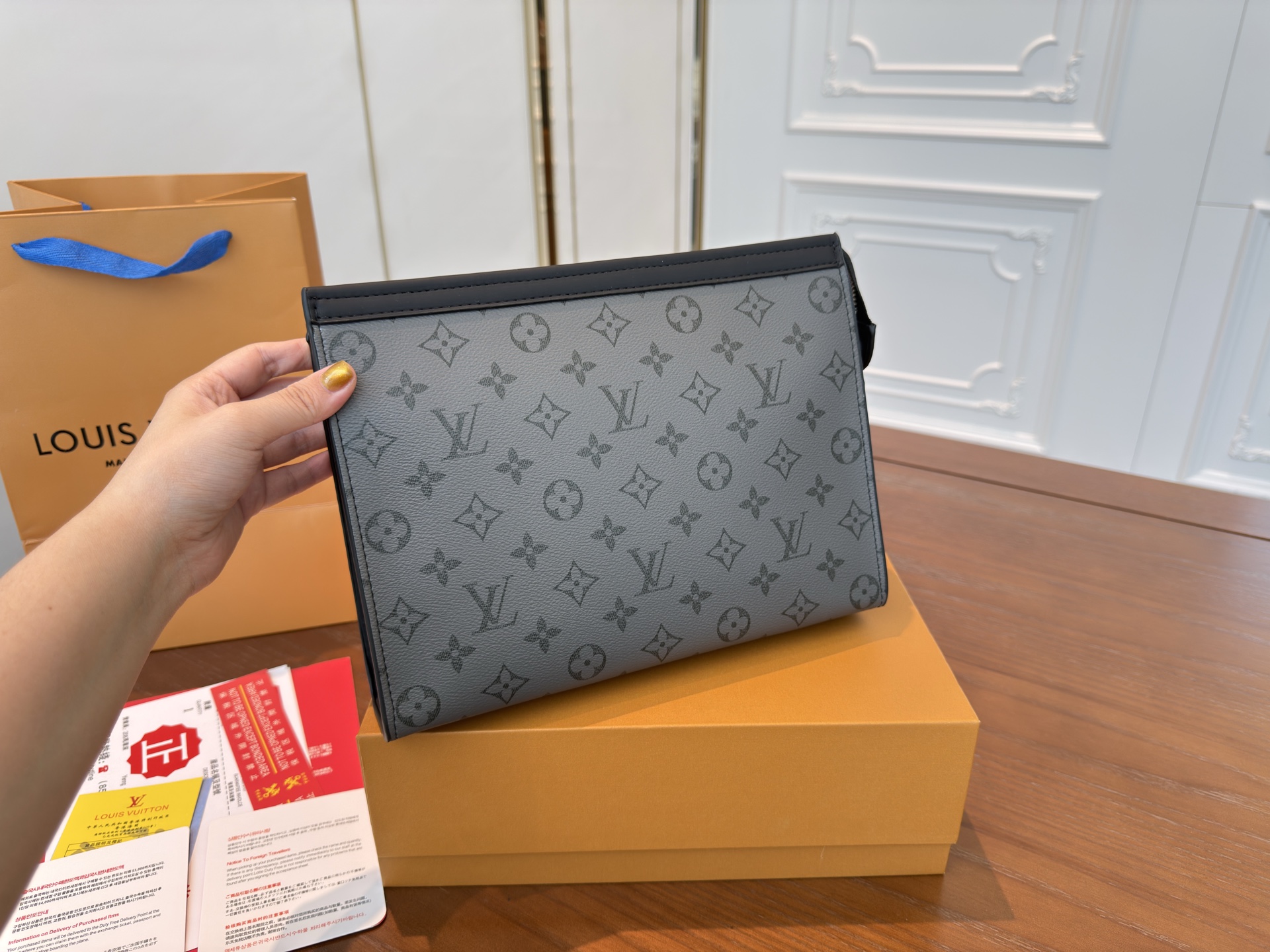 （飞机盒折叠盒⚠️）p95

Louisvuitton 路易威登
Lv POCHETTE VOYAGE  手袋男士手拿包 洗漱包 实物拍摄 原厂原版面料27 x 21cm。