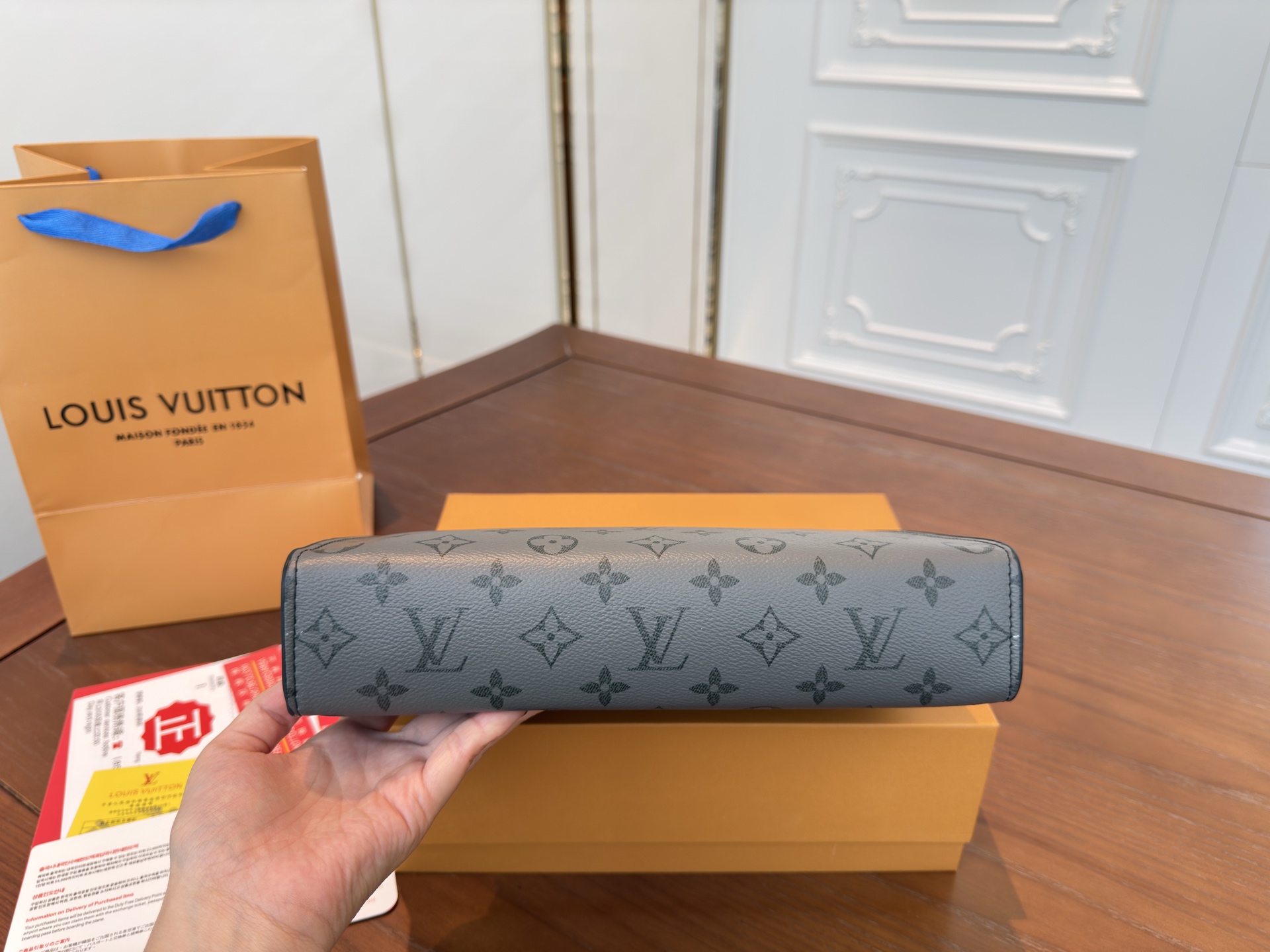 （飞机盒折叠盒⚠️）p95

Louisvuitton 路易威登
Lv POCHETTE VOYAGE  手袋男士手拿包 洗漱包 实物拍摄 原厂原版面料27 x 21cm。