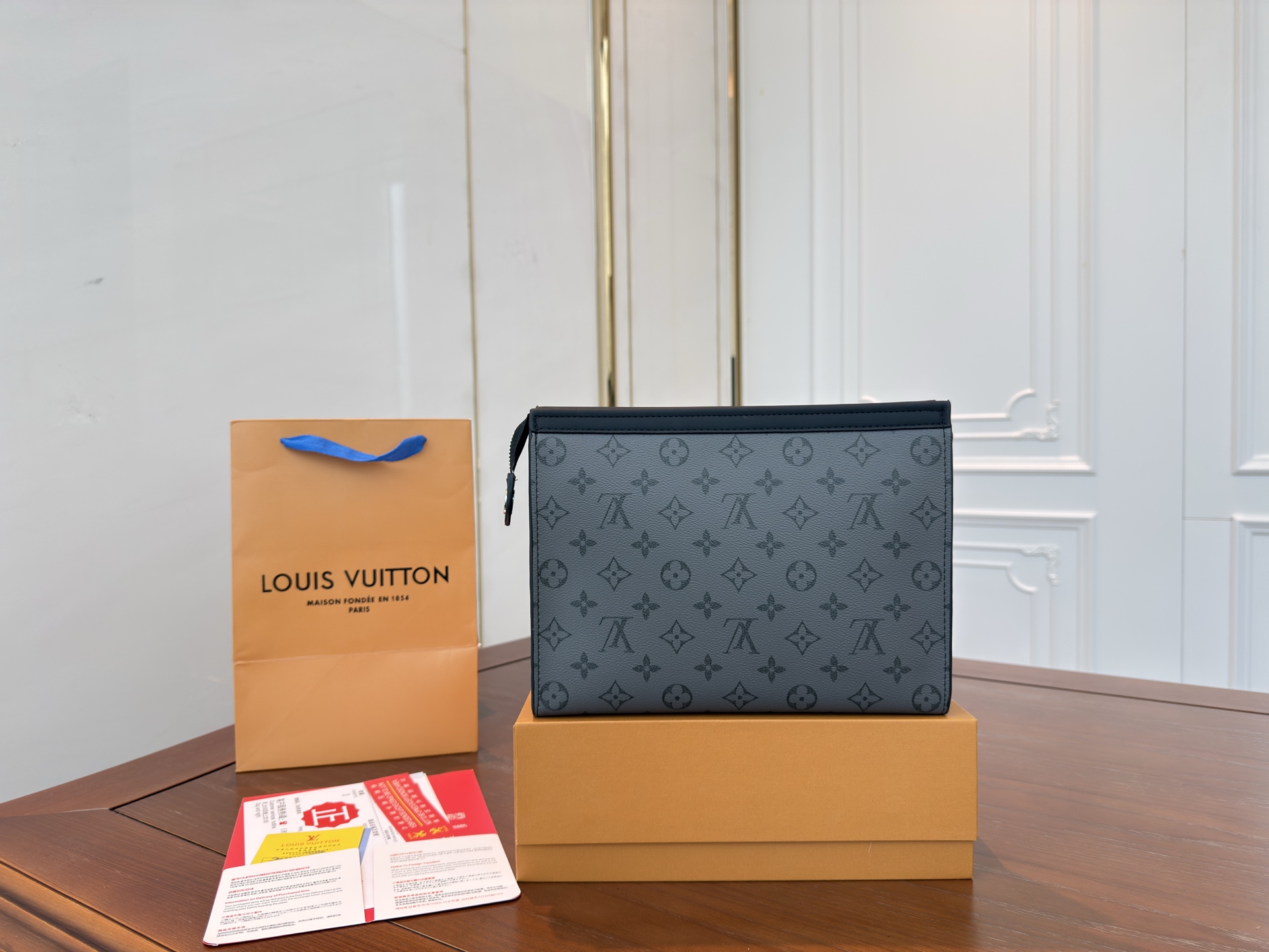 （飞机盒折叠盒⚠️）p95

Louisvuitton 路易威登
Lv POCHETTE VOYAGE  手袋男士手拿包 洗漱包 实物拍摄 原厂原版面料27 x 21cm。
