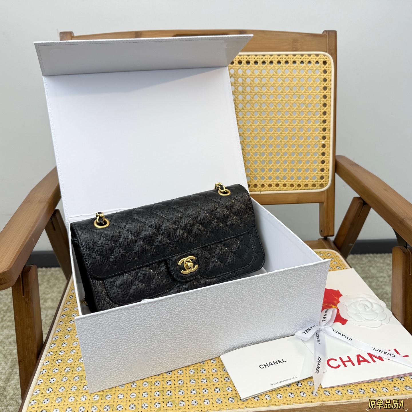 （全套包装⚠️）💰370

鱼子酱
香奈儿 𝐂𝐡𝐚𝐧𝐞𝐥 25B新款黑金复古法棍包 链条邮差包口盖包 好浓郁的𝐕𝐢𝐧𝐭𝐚𝐠𝐞气息 仿佛又回到了𝟗𝟎年代〰️  黑色长方形的外观，也被称为法棍
一边的链条垂下来也可以当装饰 随便一背都很有气场 尺寸:26.14cm