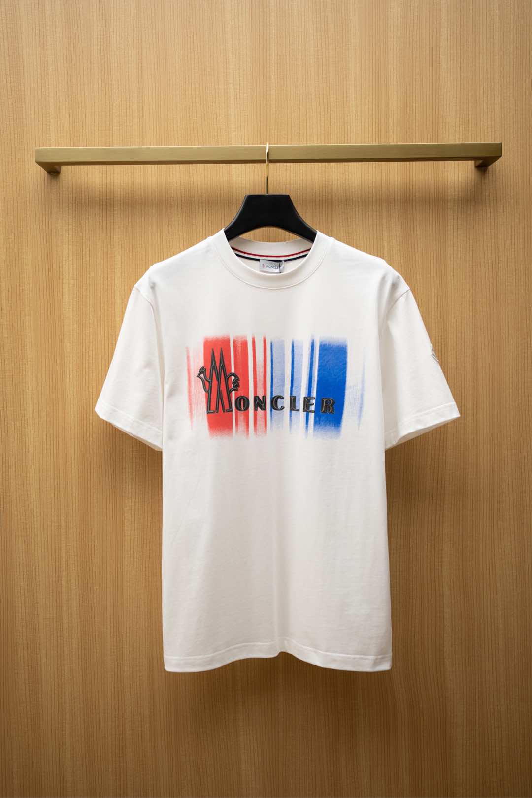 NO:161494,2025MOC latest T-shirt with chest painted print and weighted embroidery logo, classic small seal design on the arm, top-grade cotton fabric, normal style, white Size S~XXL,,tees, t-shirt,alexander wang198609092025MOC最新款T恤 前胸彩绘印花加重工刺绣logo 手臂经典小章仔设计 顶级纯棉面料 正常版型 白色 尺码S~XXL,,tees，t-shirt,alexander wang,Men's clothing