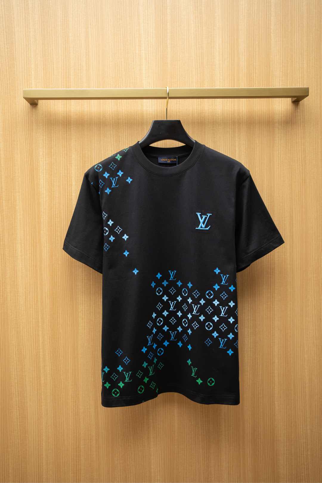 NO:161496,20251V latest T-shirt, classic embroidery logo on chest, spliced ​​full color printing design, top-grade cotton fabric, normal style, black, size S~XXL,,tees, t-shirt,alexander wang1986090920251V最新款T恤 胸前经典刺绣logo 拼接满幅彩印设计 顶级纯棉面料 正常版型 黑色 尺码S~XXL,,tees，t-shirt,alexander wang,Men's clothing