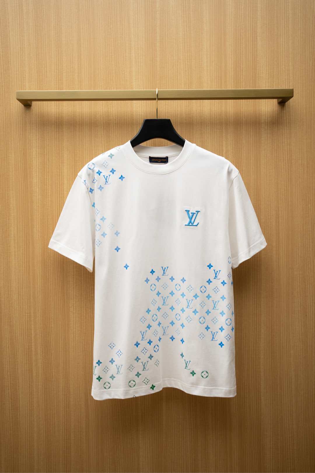 NO:161498,20251V latest T-shirt, classic embroidery logo on chest, spliced ​​full color printing design, top-grade pure cotton fabric, normal style, white, size S~XXL,,tees, t-shirt,alexander wang1986090920251V最新款T恤 胸前经典刺绣logo 拼接满幅彩印设计 顶级纯棉面料 正常版型 白色 尺码S~XXL,,tees，t-shirt,alexander wang,Men's clothing