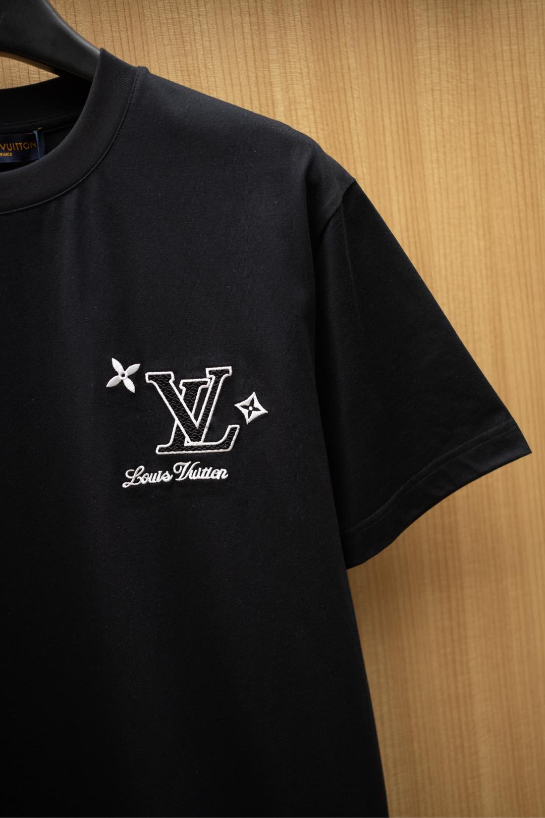   ￼ 2025🆕1V最新款T恤
胸前经典刺绣logo 
顶级纯棉面料
正常版型

黑色 尺码：S~XX