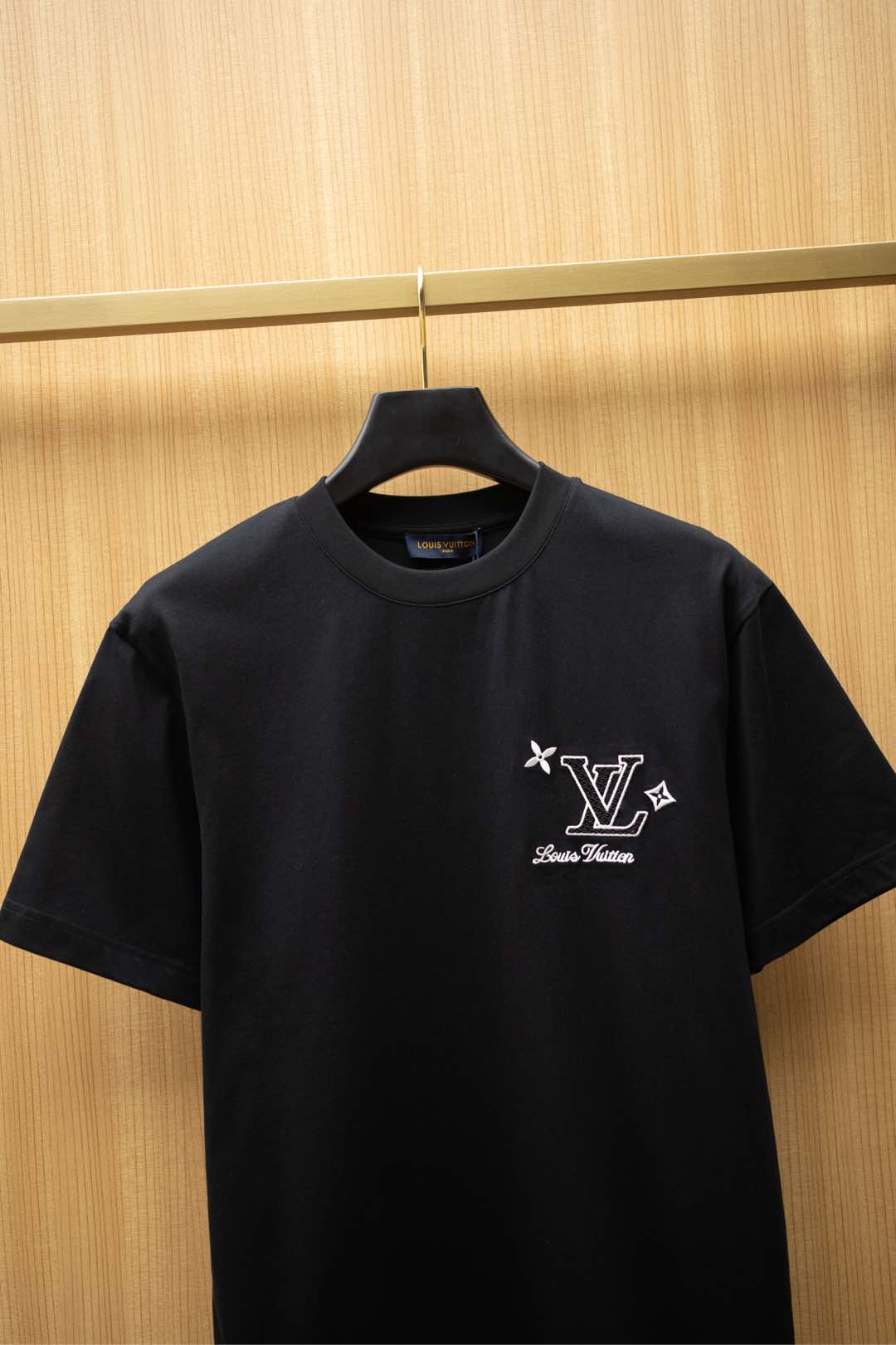   ￼ 2025🆕1V最新款T恤
胸前经典刺绣logo 
顶级纯棉面料
正常版型

黑色 尺码：S~XX